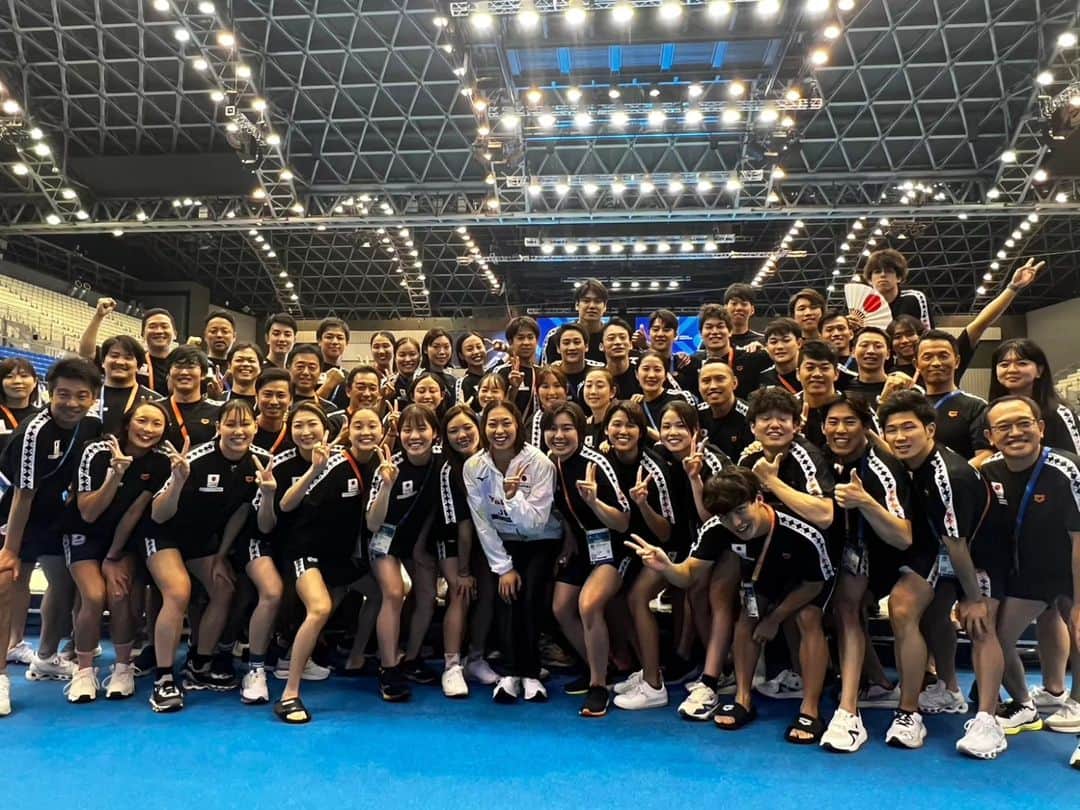 鈴木聡美のインスタグラム：「〖#世界水泳2023福岡〗※ちょい長いです  まずは、たくさんの熱い応援をありがとうございました！ 5年振りの代表・自己記録の更新・決勝進出は来年への可能性や手応えなど、私個人としては色んな収穫のある8日間になったと思います。  しかし、チームの一員として『勝ちに行く』『メダルを獲る』という代表としての覚悟や強い気持ちが足りないという厳しいご意見も真摯に受け止めます。私自身にも言える事なので。  『勝ち』と『楽しい』を両立させるのはとても難しいですが、可能性が見えてきた今ここからパリ五輪に向けて、更に強い意志を持ちメダル争いが出来るような、心身共に良いコンディション作りを目指して今後も頑張ります！  【裏話】 写真で私だけ服装が違うのは 取材後そのままプールサイドに直行したら私だけジャージだったという流れです😂 そしてその後もダウンが出来ず、私だけノーダウンなので今も具合悪めです💀  _(:3」z)_  早くケア受けたい…」