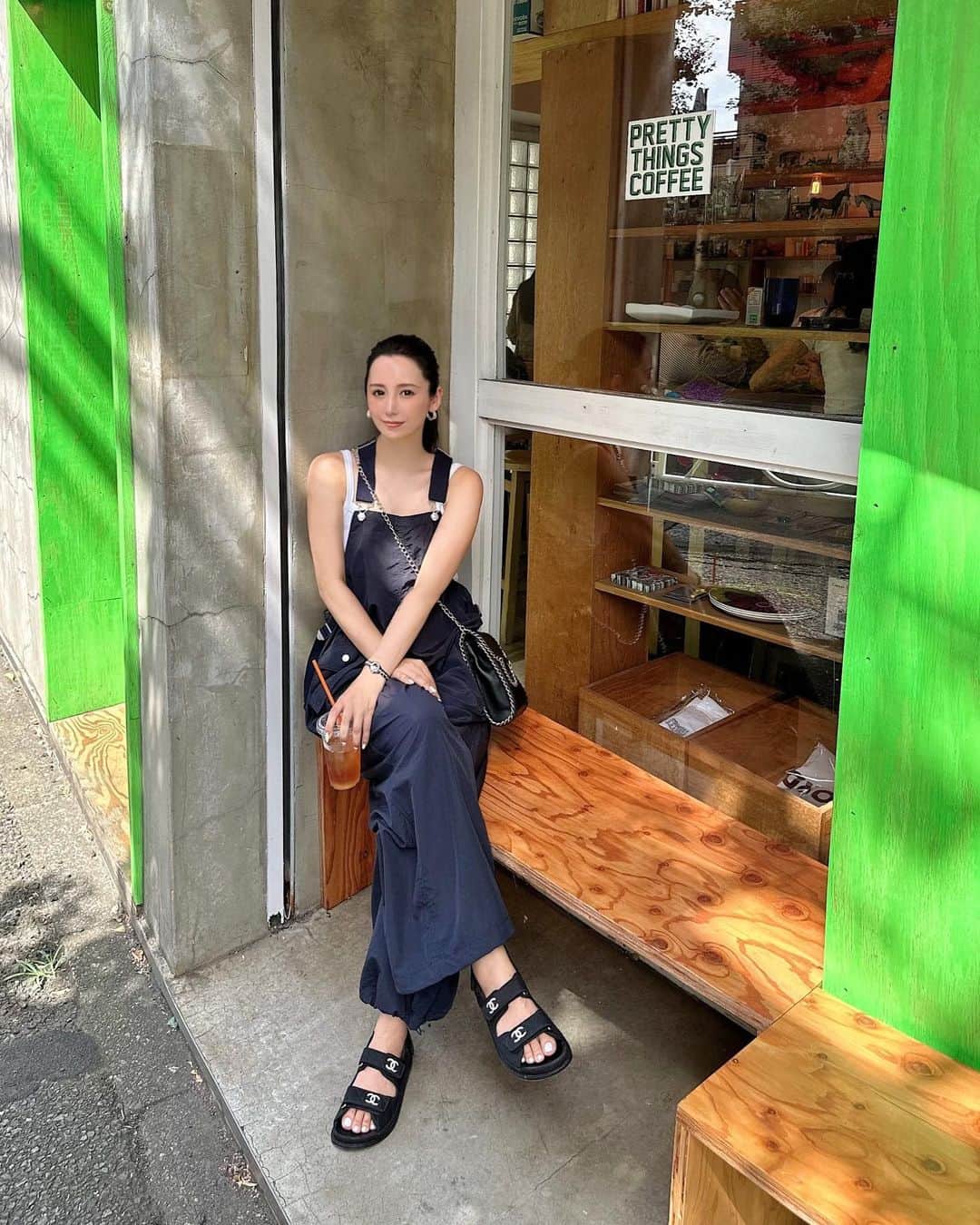のインスタグラム：「今年の夏は シャカシャカ素材のお洋服ばかり着ています♡  こちらのサロペットも シャカシャカゆるたぽ感が最高に涼しい🎐  裾でキュっと長さ調節可能です☺︎  そしてお洗濯も楽ちんなところもLove🫶🏻  今日は打ち合わせday！🫡  当たり前ですが お客様が喜んでくださる事ばかり（だけ） 考えて 打ち合わせしています✍🏻💕  まだまだ暑い時間が続きますが 残りの今日も良い日でありますように☺︎  #today #ootd #mocoas」