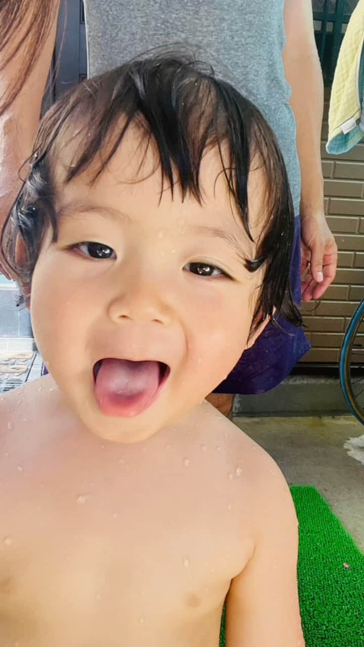 岡田義徳のインスタグラム：「夏はやっぱりプール。  これだけ暑くなると、外遊びのリスクが増えるので、外に遊びに行かない時はプール。  こどらは水遊びが大好き  せっかく作った水風船をひたすら職人ねように 割る我が子弟。  みんなこれからの暑い夏を楽しんで乗り切ろう  #プール #水遊び #水遊びグッズ  #職人 #夏休み #水掛け職人」