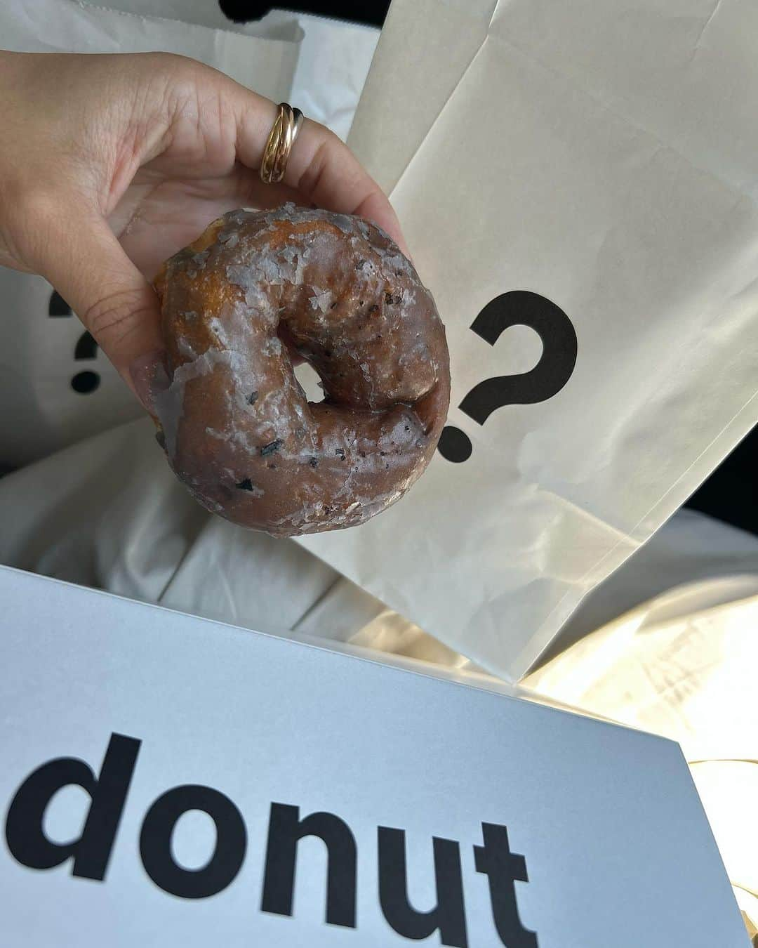 那須愛里さんのインスタグラム写真 - (那須愛里Instagram)「〝‎I'm donut?🍩〟　 . I ⁡ ♡ ⁡ donut . . . . . . わたし的一番は 購入した中ではトリュフでした🤤 気づいたらお惣菜系🍩ばっかり！ つぎは甘い系を攻めよう🍫🍬 . ちなみに、渋谷店は中目黒店より8倍の種類だそうです.′.′ 約80種類🫶🍩🍩🍩🍩🍩🍩🍩🍩 . #imdonut #アイムドーナッツ #アイムドーナツ #アイムドーナツ渋谷 #渋谷スイーツ #imdonut渋谷店 #生ドーナツ  #162cmコーデ #女の子ママコーデ #雑誌very #令和4年ベビー #新米ママ #新米ママさんと繋がりたい #新米ママと繋がりたい #女の子ママ #ママライフ#赤ちゃんのいる暮らし  #赤ちゃんのいる生活 #0歳女の子ママ #3歳女の子ママ #二児ママ #2歳差育児 #10ヶ月ベビー #姉妹ママ」7月31日 15時52分 - aaairixoxo