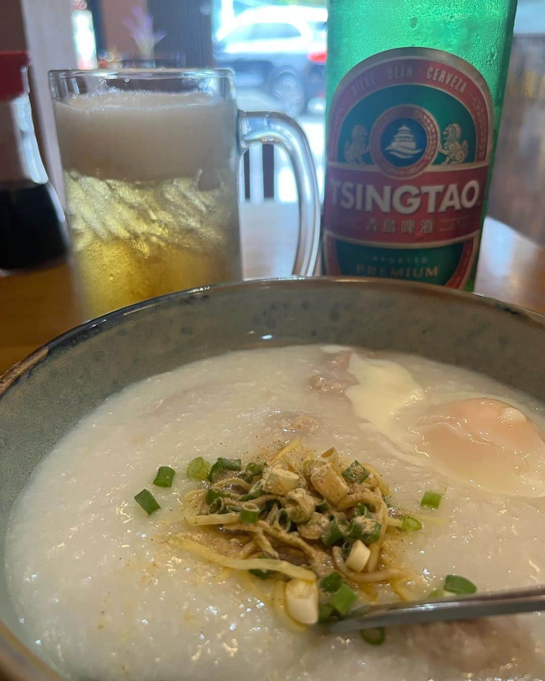 やまだひさしのインスタグラム：「孤独のグルメ 中華粥と青島ビールでサクッとランチ。 タイが好きな理由のひとつは世界各国の料理が充実してること。 もちろん中国料理も様々な地方のメニューをハイレベルで現地に行かずとも味わえる。 しかもフカヒレや鮑の高級食材から麻婆豆腐や炒飯まで、なんでも格安で食べれちゃう。タイ食文化はまだまだ進化していくだろうなぁ。 #やまだひさし #ラジオ #DJ #グルメ #中華 #大好き」