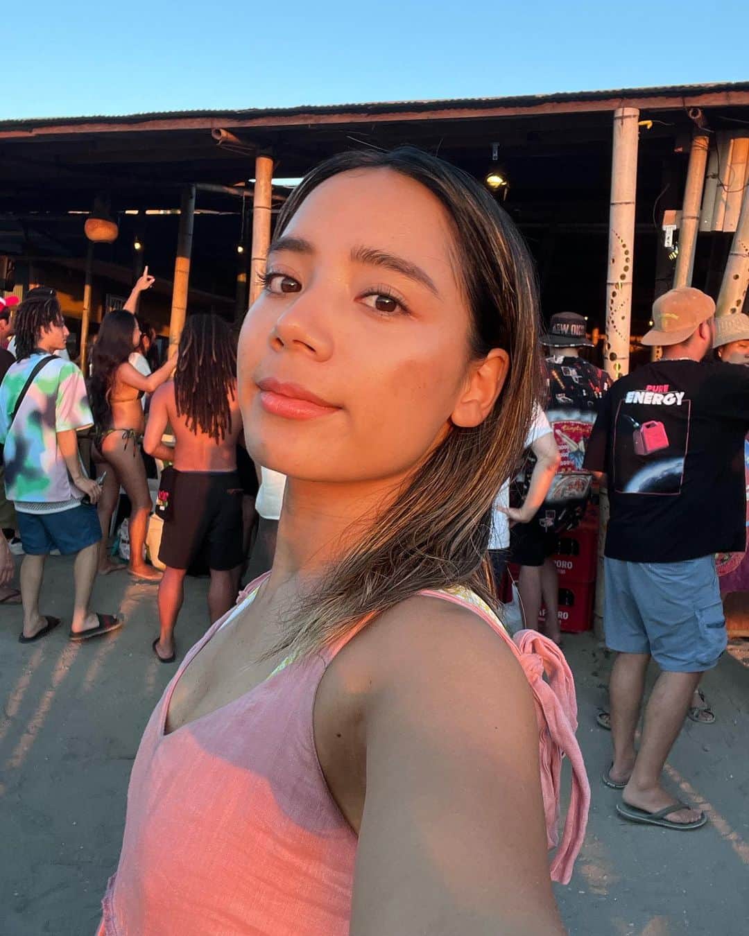 真幸良のインスタグラム：「6:32 p.m. 🌥️  自分の心が浄化され、満たされる場所を見つけること。  自分を理解し労るための第一歩🧏🏽‍♀️  打ち寄せては引いていく波の音  太陽が沈み唯一無二の色に染まっていく海と空  美しいのになぜか心がざわざわとエモーショナルになり、そして時がゆっくり流れる感覚になり落ち着く場所。  何度来ても飽きないなぁ。  #マインドフルネス #サンセット #葉山」