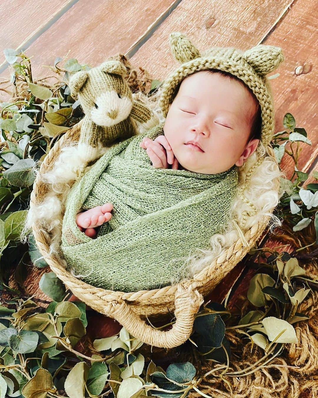 藤田弘輝のインスタグラム：「New Born Photo 最初は面倒だし人工的で嫌だなと思いましたが。 とったら超可愛い。❤️」