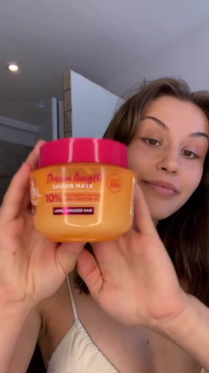 のインスタグラム：「Annonce: sommersæsonen byder på saltvand og sol, og det kan have en udtørrende effekt på håret. Med en nærende og fugtgivende hårplejerutine kan du dog sørge for, at dit hår kommer uskadt gennem sommeren, og sammen med @lorealparis har vi fundet den perfekte af slagen, som er både hurtig og effektiv. Find vores guide på linket i bio.」