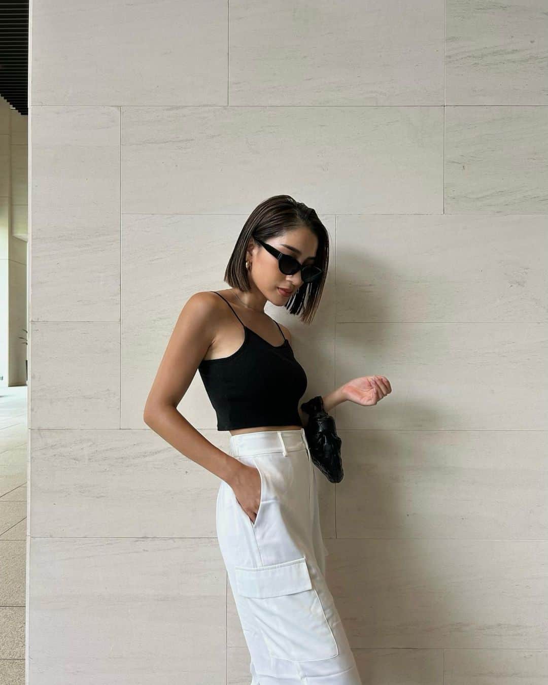HARUEのインスタグラム：「New hair, New me🍒  髪型変えるといつもの服も違った雰囲気で楽しい🤍  このままのカラーかハイトーンにするか迷い中🤔💭  どっちがいいかな、、？」