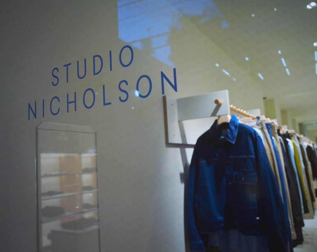 The Fashion Postさんのインスタグラム写真 - (The Fashion PostInstagram)「#portraits Nick Wakeman  『「他の誰かではなく自分自身でありたい」ニック・ウェイクマンが貫くシンプルな美学』  STUDIO NICHOLSON (スタジオ ニコルソン) が青山に旗艦店を開く—そのニュースを耳にして「あれ、そういえばお店はなかったんだっけ？」と思った人も少なくないはず。そのくらい、同ブランドの服はこの国で安定して高い人気を誇る。特に近年は、Instagram を中心に SNS 上でも熱狂を生み出してきた。トレンドに左右されない上質かつ上品なリアルクローズといえば STUDIO NICHOLSON、という認識はかつてないほど一般に浸透している。一方で、そのディレクターを務める Nick Wakeman (ニック・ウェイクマン) については、まだ日本語のインタビュー記事がほとんど見当たらないのが現状だ。そこで今回は、旗艦店のオープニングに駆けつけたニック本人に、ブランドやデザイン美学について質問を投げてみた。それに対してスパッ、スパッとざっくばらんに返していく様は、まさしくブランドの強固な姿勢を表しているかのようである。  photography: UTSUMI interview & text: Hiroaki Nagahata  #tfp #thefashionpost #NickWakeman #ニックウェイクマン #studionicholson #スタジオニコルソン」7月31日 16時03分 - tfpjp