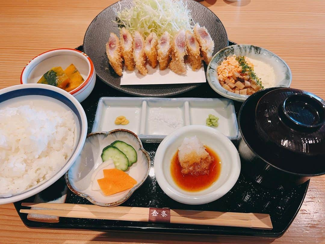 西城凛のインスタグラム：「#りんりん食べ歩きレポ  常勤先である錦糸町のラーメン食べ歩き投稿を勝手に始め、気がつけば錦糸町閉店wとなってしまったので、ラーメン以外も載せていこうと思うよ🙌 (まぁまだ錦糸町のラーメン投稿ストックはあるんですけどね🤔) . 今回は久々日中自由時間があった＋テレビで見てからずっと行きたかった店❣️ #羽田空港 にある #羽田エアポートガーデン の #生アジフライ 🐟🐟 #金粂 #金粂羽田エアポートガーデン店 に行ってきたよー！！！ . 潮干狩りにハマってからというもの、千葉に毎年行く度ほぼ食べるのはアジフライ🩵 千葉のアジフライも最高だけど生なんて食べた事なかったわけですよ！ . 食べ方は塩、ワサビ、ポン酢、自家製タルタルソースなんだけど、私タルタルソース(マヨも若干)嫌いというか苦手というか嫌いでして。。 でもせっかく来たんだし、丸っきり残すのも失礼だし、いぶりがっこも入ってるし(？)、、、と、勇気をだして食べたら意外と美味しかった🥹❣️❣️❣️ . 金粂の出汁も2種類自由に飲めてほっこりウマウマ2500円の価値はあった！！！ . 普段空港って旅行でしか利用しないし、行きは時間が無いし帰りは疲れてるしで立ち寄ることってあまりないから、元気を出して行ってみたけど行ってよかった🥰 もっと時間あったなら露天風呂もある入浴施設で整いたかったけど、それはいつかまたの機会🤍 . . . #アジフライ #アジフライ定食 #弾丸 #思いついたら即行動 #美味しい物は人を幸せにする #ビールも飲みたかった #お風呂も入りたかった #また行きたいお店」