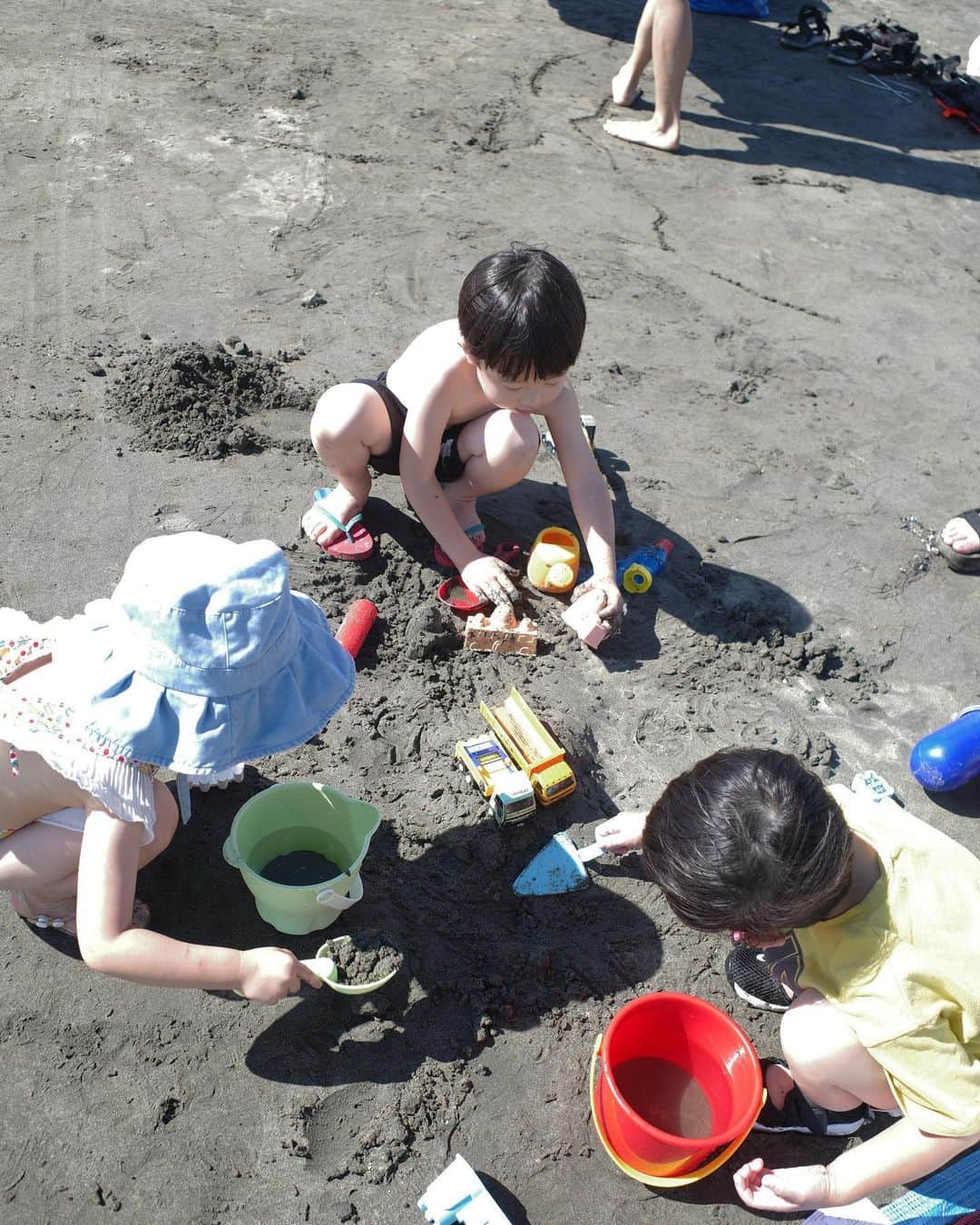 野村仁美さんのインスタグラム写真 - (野村仁美Instagram)「最高の夏の思い出🏖  自由ヶ丘時代のお友達家族と逗子旅行。  海沿いに建つ素敵なホテルレストラン @the_harbor_terrace.official  素晴らしかった〜  0歳の頃からのお友達。  もうそれぞれ4-5歳になって、たくさんの成長に感動したしこれからも大人に近づいていく彼らの成長を見ていくのが人生の楽しみ。  本当に素敵な旅をありがとうございました🫶また！すぐに🛩  @ryoko0303  @akiko_0813  #gr3」7月31日 16時09分 - hitominomura