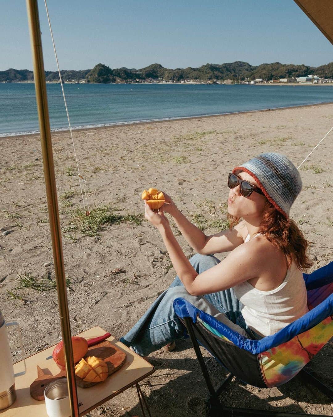 Y U R I Eさんのインスタグラム写真 - (Y U R I EInstagram)「タープとこのチェアさえあれば、どこでもリビングに🏖️ 日陰と潮風のおかげで猛暑日でも快適に過ごせた👌 ハンモックの様な浮遊感が心地よくてビーチで使うと時間が溶ける🫠 お供にクーラーボックスで冷やしたマンゴー。香りがもう最高。natural relax , max and chill 💛🍹🥭  @eno_japan #loungerDLchair  #enonationjp#ENO#enohammock#hammocklife#chairdesign#outdoorchair#ハンモックチェア#ビーチキャンプ#海キャンプ#YURIEの休日」7月31日 16時12分 - yuriexx67