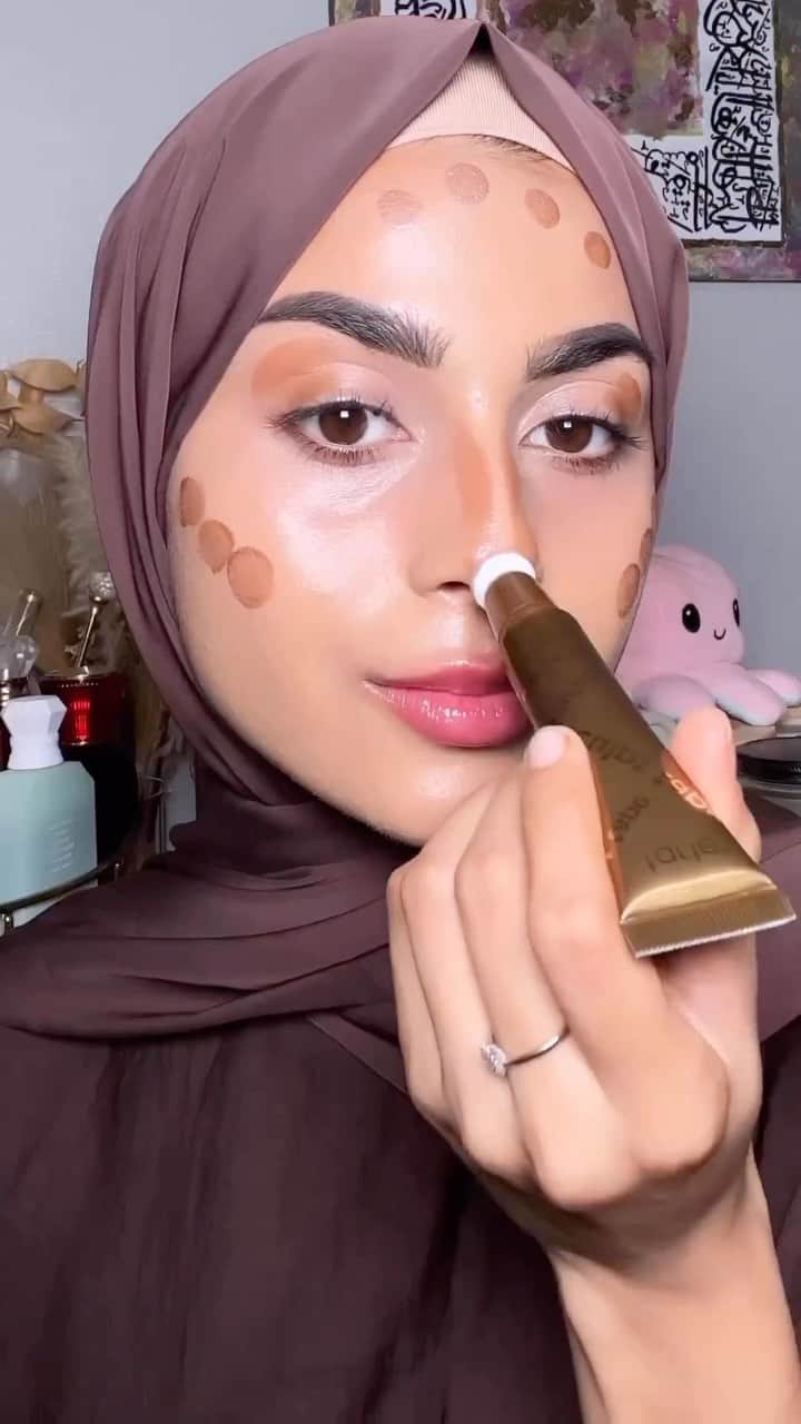 Huda Kattanのインスタグラム：「Level up your makeup game with a latte-inspired look! ☕🤎 #lattemakeup #hudabeauty   @makeuppbyalyy uses: ✨ 1 Coat WOW! Mascara ✨ Creamy Kohl Liner in Very Brown ✨ Power Bullet Cream Glow Lipstick ✨ Easy Bake Loose Powder in Banana Bread ✨ GloWish Concealer」