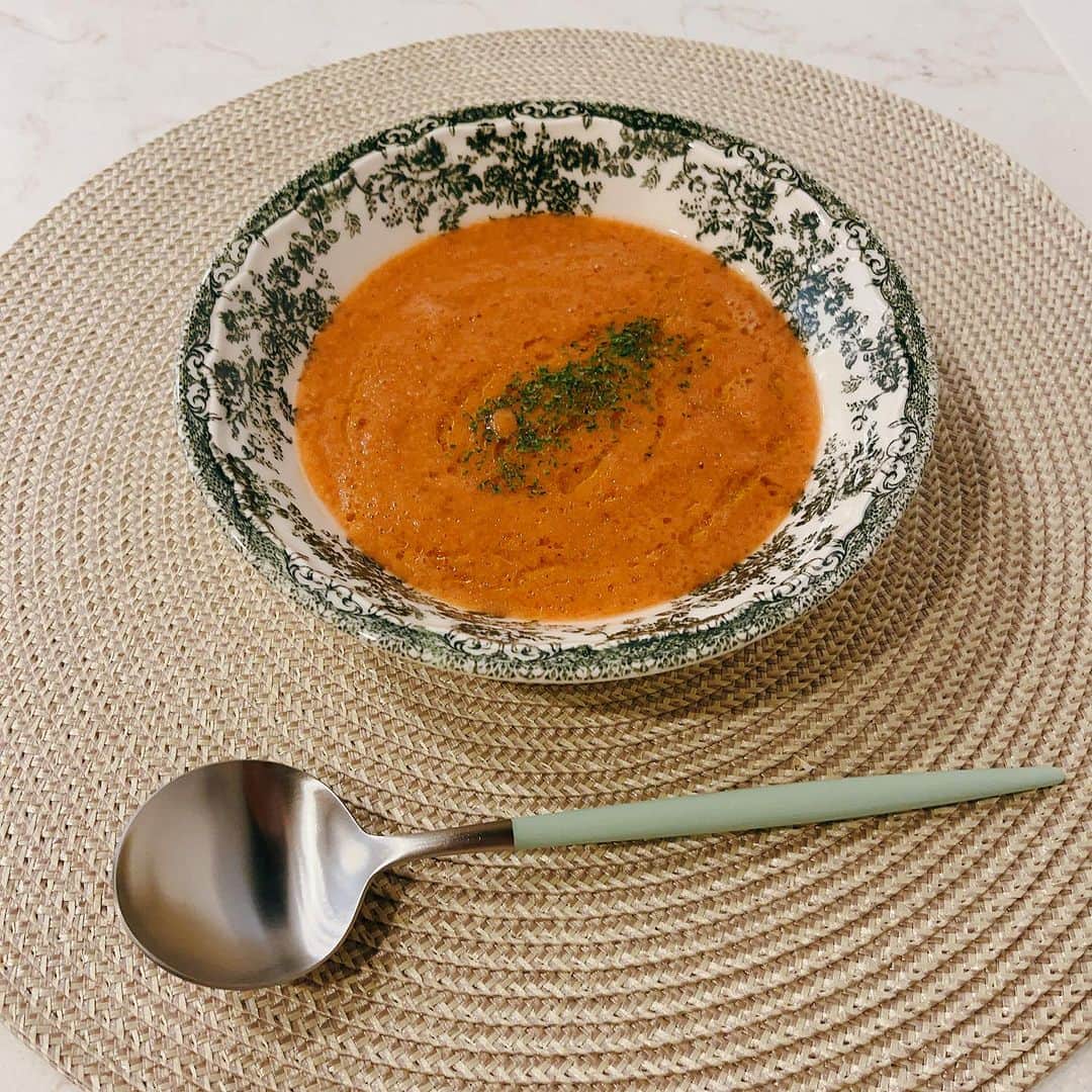 千波さんのインスタグラム写真 - (千波Instagram)「火を使わないガスパチョは 美肌になる冷製スープ🍅🇪🇸  ミキサー（ブレンダーやフープロでも○）に 材料全て入れて混ぜるだけなので失敗なし✨  暑くて食欲がない日にも 朝食にもピッタリだし シンプルな味付けで野菜たっぷり🍅 血液サラサラ・美肌作りにもいいので トマト好きさんはぜひ🍅  通常のガスパチョはフランスパンも入れてブレンダーにかけますが、パンは入れずにサラッと。  材料（２人分） ○トマト　２個 ○パプリカ　1/2個 ○玉ねぎ　1/4-1/2個 （玉ねぎの香りが苦手な方は少なめに） ○きゅうり　1/2本 ○ニンニク　１片 ○オリーブオイル　小さじ２ ○塩　ひとつまみ ○コショウ　適量 ○砂糖　小さじ１ ○レモン汁　小さじ１ ・パセリなど  ①材料を全てミキサーに入れて 滑らかになるまで回す  ②冷蔵庫で冷やしたら完成。 お好みでパセリやオリーブオイルなどをトッピング  @vitamix_japan 大活躍。 買って良かった家電🙆‍♀️  スープ皿 @zarahome  カトラリー @cutipol  #ガスパチョ #美肌レシピ #whatieatinaday」7月31日 16時24分 - chinami19880612
