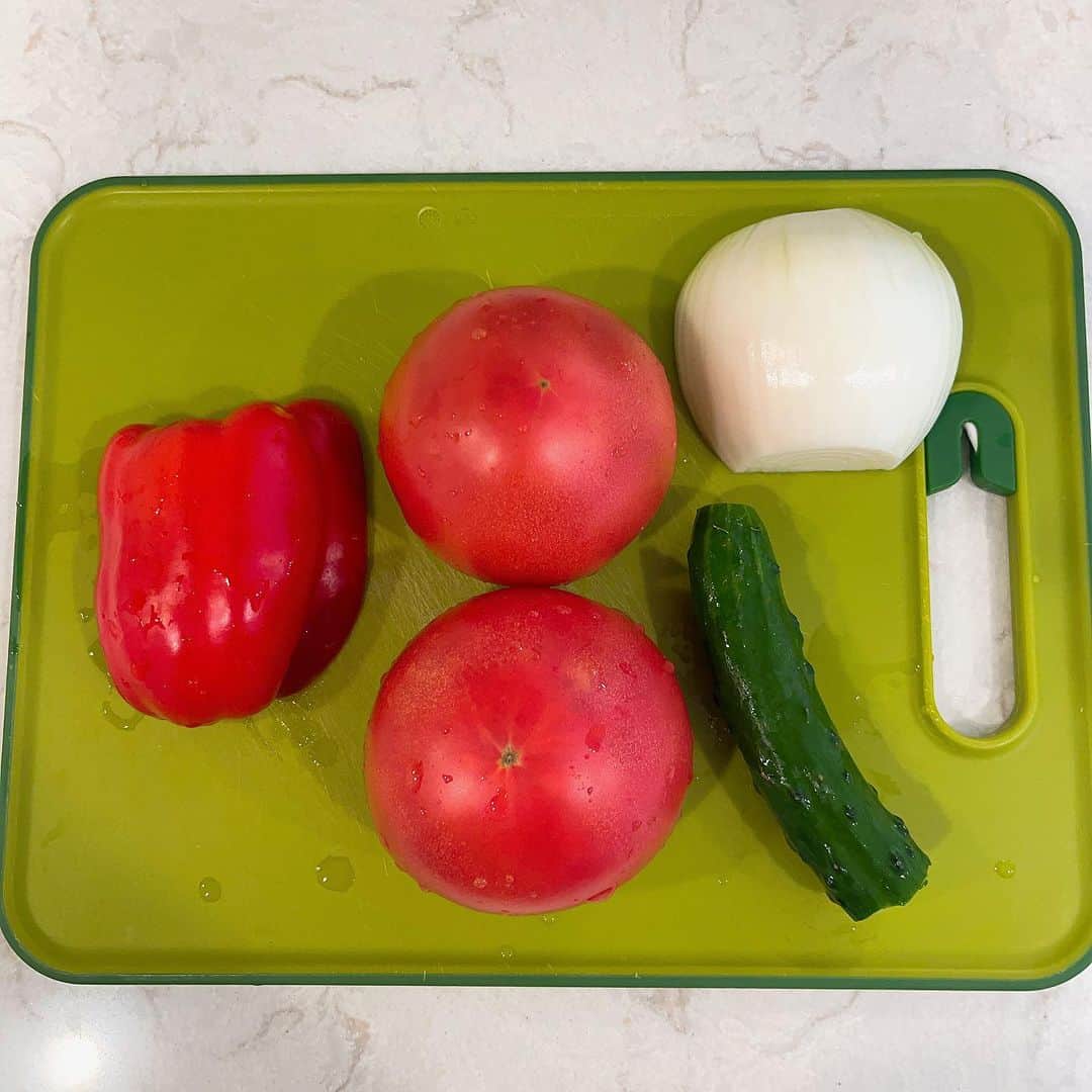 千波さんのインスタグラム写真 - (千波Instagram)「火を使わないガスパチョは 美肌になる冷製スープ🍅🇪🇸  ミキサー（ブレンダーやフープロでも○）に 材料全て入れて混ぜるだけなので失敗なし✨  暑くて食欲がない日にも 朝食にもピッタリだし シンプルな味付けで野菜たっぷり🍅 血液サラサラ・美肌作りにもいいので トマト好きさんはぜひ🍅  通常のガスパチョはフランスパンも入れてブレンダーにかけますが、パンは入れずにサラッと。  材料（２人分） ○トマト　２個 ○パプリカ　1/2個 ○玉ねぎ　1/4-1/2個 （玉ねぎの香りが苦手な方は少なめに） ○きゅうり　1/2本 ○ニンニク　１片 ○オリーブオイル　小さじ２ ○塩　ひとつまみ ○コショウ　適量 ○砂糖　小さじ１ ○レモン汁　小さじ１ ・パセリなど  ①材料を全てミキサーに入れて 滑らかになるまで回す  ②冷蔵庫で冷やしたら完成。 お好みでパセリやオリーブオイルなどをトッピング  @vitamix_japan 大活躍。 買って良かった家電🙆‍♀️  スープ皿 @zarahome  カトラリー @cutipol  #ガスパチョ #美肌レシピ #whatieatinaday」7月31日 16時24分 - chinami19880612
