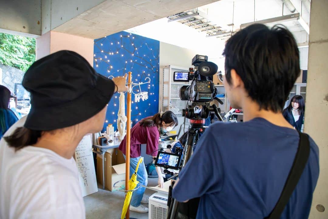 東京造形大学 Tokyo Zokei Universityさんのインスタグラム写真 - (東京造形大学 Tokyo Zokei UniversityInstagram)「_ 「映画美術演習」授業の様子  「既存の場所」を「別の場所」に見立てること（今年は廃部になった天文部の部室）を想定して、事前に用意されたシナリオを基に、短編映画を制作、映画美術という演出視点を持って、映画美術による空間から生まれる演出の可能性を学びます🎥🎬🎞️  #東京造形大学 #デザイン #アート #美術 #美術大学 #美大 #大学 #映画 #映像 #授業 #映画美術 #短編映画 #東京 #八王子 #tokyozokeiuniversity #zokei #tzu #design #arts #artuniversity #artschool #movie #film #theater #tokyo #university」7月31日 16時24分 - tokyo_zokei_univ_official