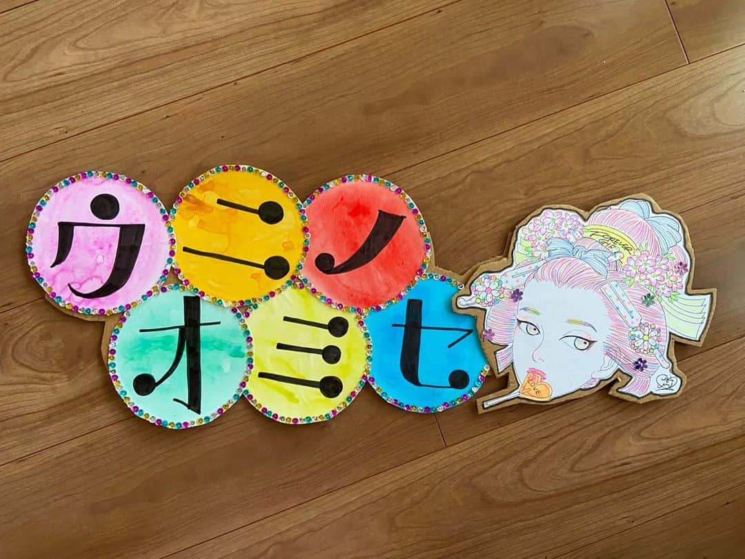おおたうにのインスタグラム：「明日16時〜 ラフォーレ原宿 『愛と狂気のマーケット』にお店が出ます〜❣️  夏休み感がすごいなあとちまちまお店の飾りを手作りして、ようやく出来てきた！ あとは詰め込みだけ！  と、思ったら…  商品タグのフォーマット🏷見逃してて全部作り直し、付け直しかもしれん😑 別件ラフの〆切もあるのに… やばい。  そんなボロボロの状態の私がいます。 お時間ある方はぜひ立ち寄ってね😉✨  #ウニノオミセ #適当すぎる店名 #愛と狂気のマーケット #ラフォーレ原宿」