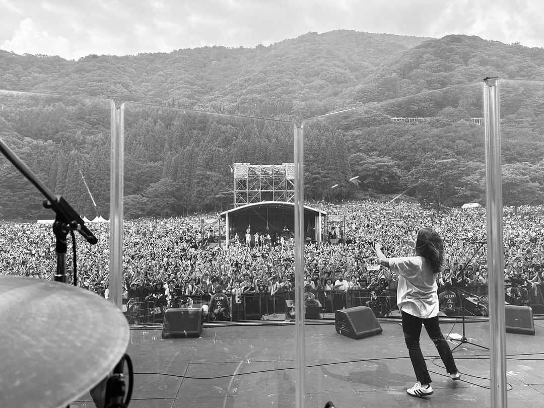 アラニス・モリセットのインスタグラム：「@fujirock_jp !!!!!! dream come true in one of my favorite places on this planet 🌍  #i❤️japan 🙌🏻🙌🏻🙌🏻🙌🏻🇯🇵🥹🙏🏻 #mtfuji 📸: @victorindrizzo」