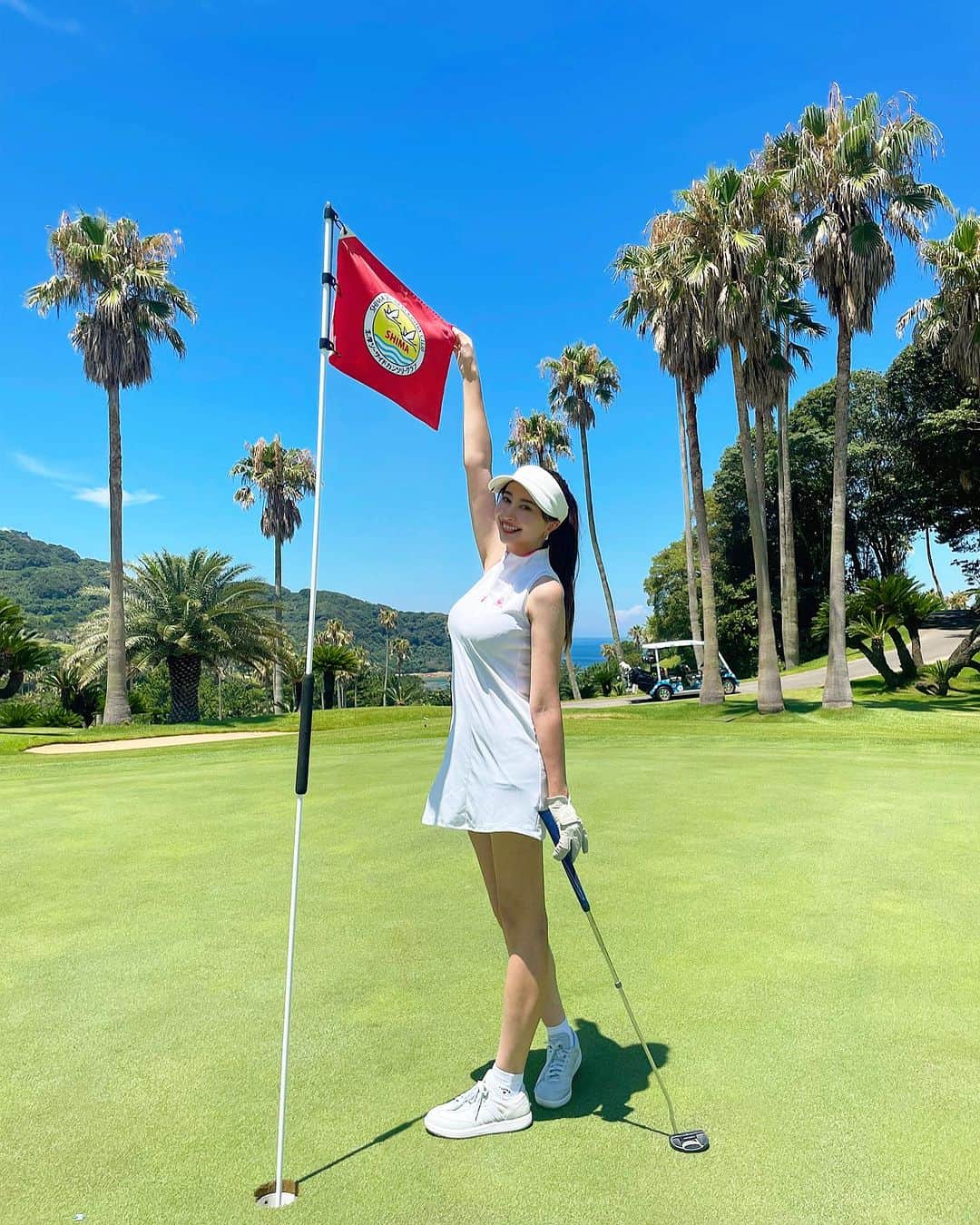 関綾乃さんのインスタグラム写真 - (関綾乃Instagram)「今まで行った日本のゴルフ場の中で一番綺麗だった🥰💓 ・ ・ 最高なロケーションでハワイに行った気分になれましたぁ🥹🏝️ 全部映えてたから、写真いっぱい撮ちゃった☺️✨ ・ ・ 行ってみたかったコースだから行けて嬉しかった🥹 毎回ここでゴルフしたいくらい気に入っちゃった😍💚 涼しくなったらまた行きたいなぁ🫶 ・ ・ #golfstagram #golfwear #golflife #golfgirl #ゴルフ女子#ゴルフウェア#ゴルフ女子コーデ #ゴルフスイング#ゴルフ好きな人と繋がりたい#エンジョイゴルフ#福岡ゴルフ#福岡ゴルフ女子#ゴルフ女子#福岡ゴルファー #福岡ゴルフ仲間募集 #福岡ゴルファーと繋がりたい #志摩シーサイドカンツリークラブ #絶景ゴルフ場 #ゴルフ動画 #ゴルフスイング動画  #vg_fashion #golfhackgirl #reginagolf  #golf_picks #ハッピースイング #벤제프#女子ゴルフスイング#ドライバーショット#福岡#福岡グルメ#福岡インスタグラマー」7月31日 16時21分 - ayano_1220