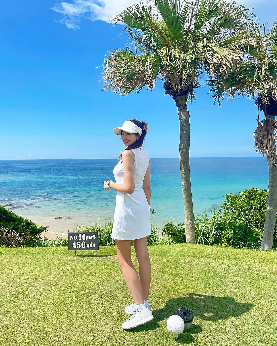 関綾乃のインスタグラム：「今まで行った日本のゴルフ場の中で一番綺麗だった🥰💓 ・ ・ 最高なロケーションでハワイに行った気分になれましたぁ🥹🏝️ 全部映えてたから、写真いっぱい撮ちゃった☺️✨ ・ ・ 行ってみたかったコースだから行けて嬉しかった🥹 毎回ここでゴルフしたいくらい気に入っちゃった😍💚 涼しくなったらまた行きたいなぁ🫶 ・ ・ #golfstagram #golfwear #golflife #golfgirl #ゴルフ女子#ゴルフウェア#ゴルフ女子コーデ #ゴルフスイング#ゴルフ好きな人と繋がりたい#エンジョイゴルフ#福岡ゴルフ#福岡ゴルフ女子#ゴルフ女子#福岡ゴルファー #福岡ゴルフ仲間募集 #福岡ゴルファーと繋がりたい #志摩シーサイドカンツリークラブ #絶景ゴルフ場 #ゴルフ動画 #ゴルフスイング動画  #vg_fashion #golfhackgirl #reginagolf  #golf_picks #ハッピースイング #벤제프#女子ゴルフスイング#ドライバーショット#福岡#福岡グルメ#福岡インスタグラマー」
