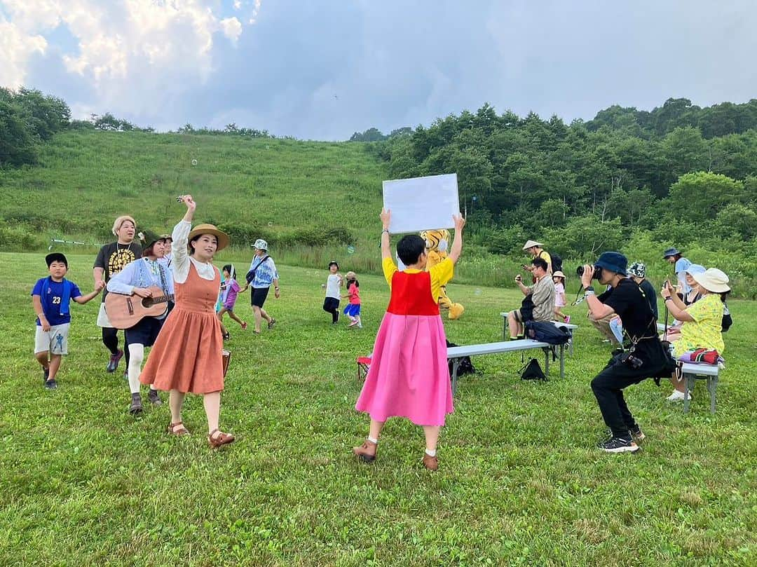 美甘子さんのインスタグラム写真 - (美甘子Instagram)「フジロック、前夜祭も含めて4日間、無事終了しました。  双子ちゃんは夫が「楽しんでおいで〜」と送り出してくれて、義実家でお世話をしてもらい…今年もサイレントブリーズに、マリアお姉さんとして参加できました。赤ちゃんが産まれてから初めて離れたので心配でしたが、せっかくの貴重な時間なので存分に楽しみました☺️夫と義両親、里帰り中ずっとサポートしてくれている両親に感謝です。  昨年まではコロナ禍のため歌のステージができず、3年ぶりにドレミの歌とエーデルワイスを歌うことができました。  金土は相棒ベティちゃんがギターとピアニカを弾いてくれて、ベティちゃんが帰ったあとの日曜はハイジとトラ🐯ちゃんがサポートしてくれました。本当にありがとう☺️  歴史クイズも久しぶりでしたが、龍馬の問題の多さに笑っていただき…謎の景品も好評？で良かったです🤣  マラカス作りも毎年来てくれる子どもちゃんや、お姉さんお兄さんと近況を話したりするのも楽しかった。 みんなどんどん大きくなってて、会えるのが楽しみ。  「マリアお姉さん、双子出産おめでとう~」と、お客さんや苗プリのスタッフさんにも声をかけてもらえて、差し入れもいただいたり、本当に嬉しかったです😭  また、双子ちゃんがもう少し大きくなったら、サイレントブリーズに遊びに連れてきたいと思っています。  サイレントブリーズはピースフルで本当に幸せな空間だなぁ〜とあらためて思いました。  年々、海外からのお客様が増えていて、今年は中国、台湾からのお客様が特に多かったように感じました。  言葉は通じなくても、みんなとても楽しんで参加してくれてて、本当に良かった。  一緒に写真を撮ったら、日本語で「ありがとうございます！」って言ってくれるので、日本語使ってくれるのとか本当に嬉しいし、いい思い出をたくさん作ってもらえるといいな〜と思いました。  まだまだ、写真はあるのでまたのっけます〜☺️  #フジロック #fujirock #サイレントブリーズ」7月31日 16時21分 - rekish_mikako