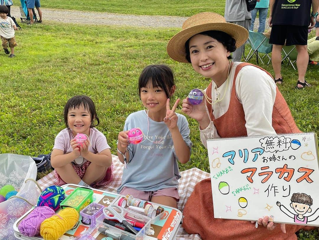 美甘子さんのインスタグラム写真 - (美甘子Instagram)「フジロック、前夜祭も含めて4日間、無事終了しました。  双子ちゃんは夫が「楽しんでおいで〜」と送り出してくれて、義実家でお世話をしてもらい…今年もサイレントブリーズに、マリアお姉さんとして参加できました。赤ちゃんが産まれてから初めて離れたので心配でしたが、せっかくの貴重な時間なので存分に楽しみました☺️夫と義両親、里帰り中ずっとサポートしてくれている両親に感謝です。  昨年まではコロナ禍のため歌のステージができず、3年ぶりにドレミの歌とエーデルワイスを歌うことができました。  金土は相棒ベティちゃんがギターとピアニカを弾いてくれて、ベティちゃんが帰ったあとの日曜はハイジとトラ🐯ちゃんがサポートしてくれました。本当にありがとう☺️  歴史クイズも久しぶりでしたが、龍馬の問題の多さに笑っていただき…謎の景品も好評？で良かったです🤣  マラカス作りも毎年来てくれる子どもちゃんや、お姉さんお兄さんと近況を話したりするのも楽しかった。 みんなどんどん大きくなってて、会えるのが楽しみ。  「マリアお姉さん、双子出産おめでとう~」と、お客さんや苗プリのスタッフさんにも声をかけてもらえて、差し入れもいただいたり、本当に嬉しかったです😭  また、双子ちゃんがもう少し大きくなったら、サイレントブリーズに遊びに連れてきたいと思っています。  サイレントブリーズはピースフルで本当に幸せな空間だなぁ〜とあらためて思いました。  年々、海外からのお客様が増えていて、今年は中国、台湾からのお客様が特に多かったように感じました。  言葉は通じなくても、みんなとても楽しんで参加してくれてて、本当に良かった。  一緒に写真を撮ったら、日本語で「ありがとうございます！」って言ってくれるので、日本語使ってくれるのとか本当に嬉しいし、いい思い出をたくさん作ってもらえるといいな〜と思いました。  まだまだ、写真はあるのでまたのっけます〜☺️  #フジロック #fujirock #サイレントブリーズ」7月31日 16時21分 - rekish_mikako