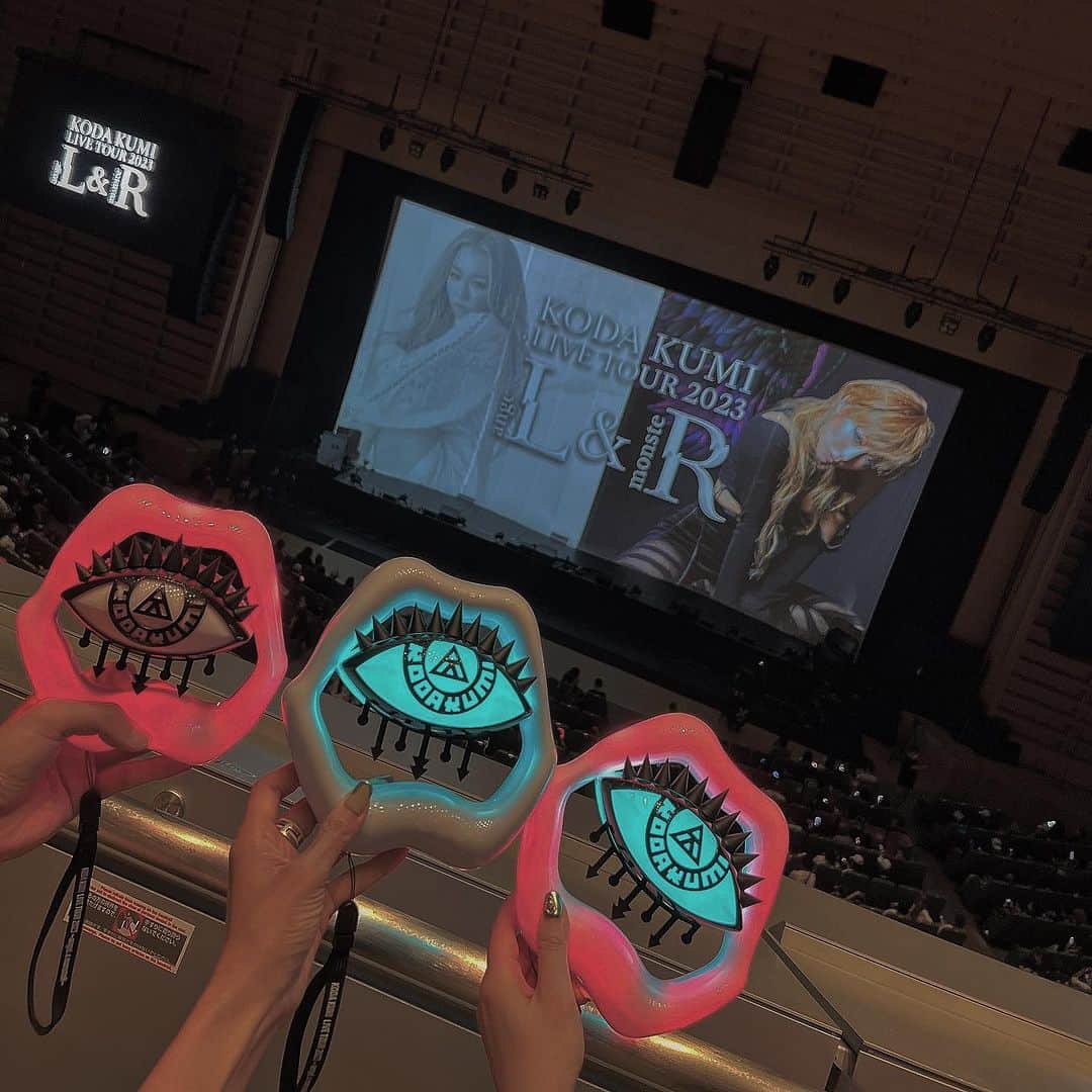 川島幸美のインスタグラム：「くみちゃんLIVE🎶 3月からスタートし32公演👏Finalに行ってきました✨  一曲一曲のパフォーマンスのクオリティの高さと拘りが 半端なく、くみちゃんのStyleを貫いてて、 アーティスト魂を感じました🖤🖤🖤 ファンへの熱い思いにも感動🥺  「いくつになっても、誰に何言われても、厚底、カラコンは自分がやりたいからしてる、それが倖田來未のスタイルやから」 って✨かっこよかった‼︎  そうだよ個々のStyleを貫くのって大切。 歳取ったらこうでなきゃとか、 みんなと一緒とかつまらないしね❤️ （ってか私もそんな事何も考えずカラコンしてる笑）  素晴らしいステージをありがとう😍」