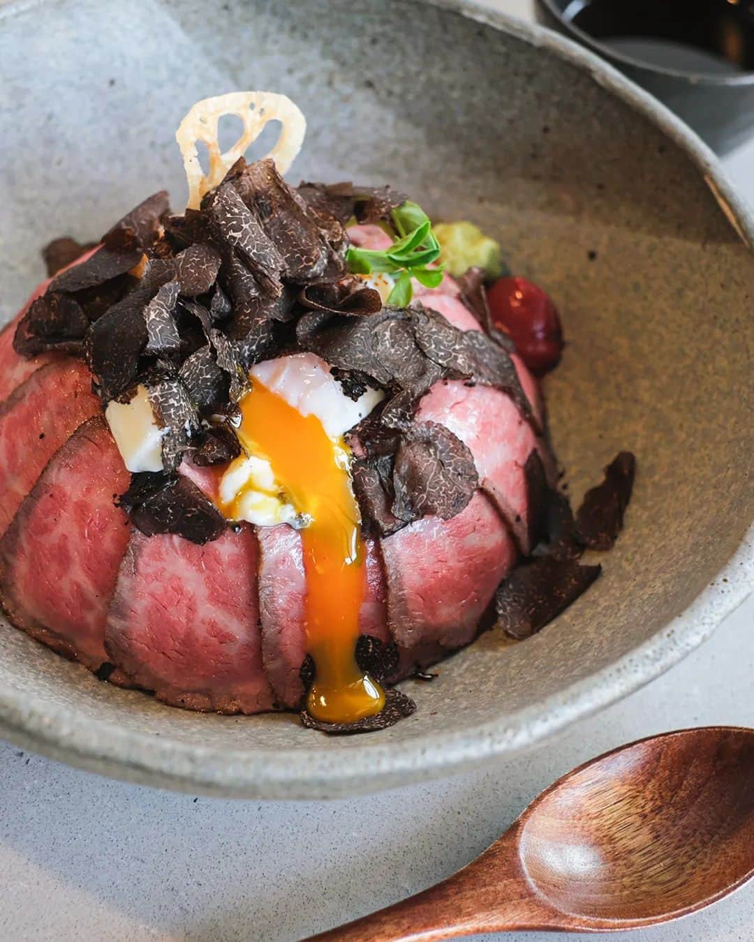 のインスタグラム：「Truffle Wagyu donburi 🍽  @juan.redfern never disappoints us!!🧡☺️」