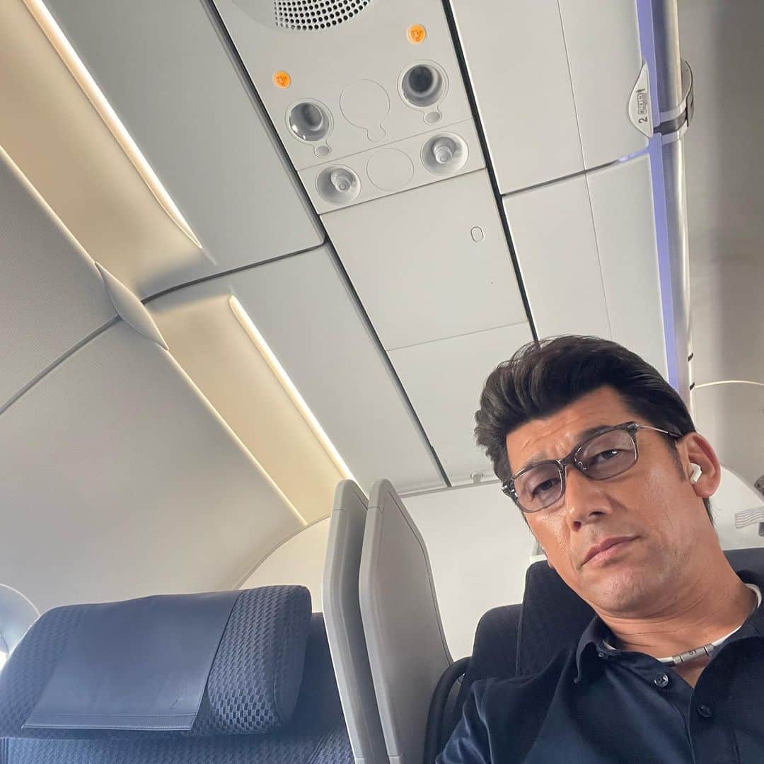 三浦大輔のインスタグラム：「.  俺は  広島！  隣は  アメリカ！  ・・・・  ヨ・ロ・シ・ク！！  #ANA #飛行機 #広島 #アメリカ #横浜denaベイスターズ  #監督 #三浦大輔 #ヨロシク」