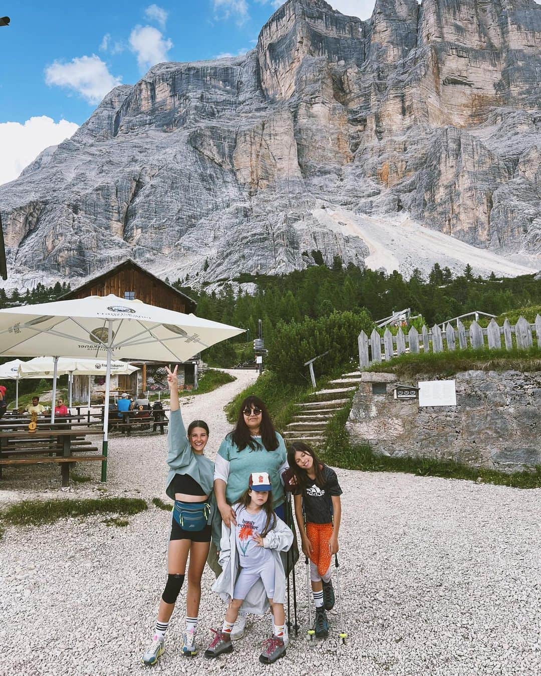 リュプカ・ゴイッチのインスタグラム：「@crvekvriti #BakaINjeneCure 💜🏔🏃🏽‍♀️🤸🏽‍♀️🧗🏻‍♀️🧘🏻‍♀️☀️🍀」