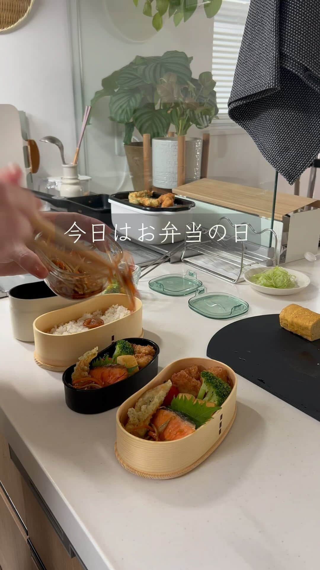 めぐのインスタグラム：「朝ごはんは子供たちを見送ってからゆっくり食べるようにしてます✋🏻  この日はお弁当があったので残り物で朝ごはん☺️  普段からバランスの良い食事を心がけてるけど 忙しいとトーストだけになったり炭水化物や脂質多めの食事で済ませてしまうこともしょっちゅう💦  そこで気になってた賢者の食卓を取り入れることに＾＾  賢者の食卓 ダブルサポートは食後の血糖値や血中中性脂肪の上昇をおだやかにしてくれるもので、スティック1袋に食物繊維が5g含まれています。  無味無臭でどんな食事にも取り入れやすいところがお気に入り💓  私は麦茶や牛乳に混ぜて飲む事が多いけど、味噌汁やスープに混ぜても味が変わらなくて取り入れやすかった🥣✨  私のように食後の血糖値が気になってる方や脂質多めの食事の方、食物繊維不足の方はぜひチェックしてみてください〜🙌🏻   @kenja_jp  ———  賢者の食卓 ダブルサポート(特定保健用食品)  許可表示:本製品は食物繊維(難消化性デキストリン)の働き で、糖分や脂肪の吸収を抑えることにより、食後の血糖値や血中中性脂肪の上昇をおだやかにします。食後の血糖値が気になる方や脂肪の多い食事を摂りがちな方の食生活の改善に役立ちます。 1日の摂取目安量:1食あたり1包を、お飲み物に溶かして食事 とともにお召し上がりください。1日3包が目安です。 食生活は、主食、主菜、副菜を基本に、食事のバランスを。  ———  #賢者の食卓_pr #朝ごはん #賢者の食卓 #健康管理 #食物繊維 #難消化性デキストリン #賢者の食卓ダブルサポート #Wトクホ」