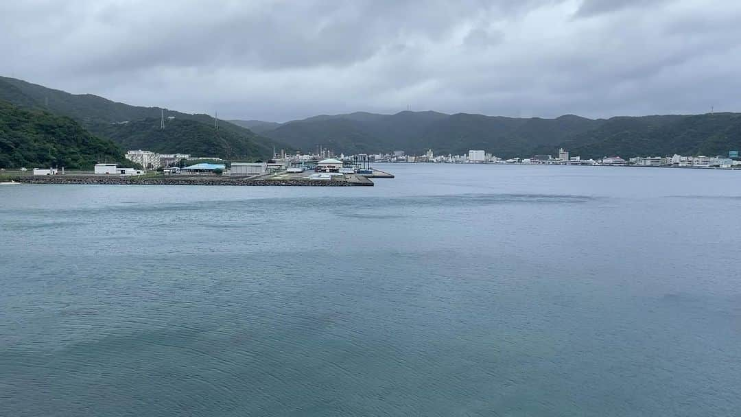 和泉元彌のインスタグラム：「#奄美大島 #台風6号 #台風接近  その後早々に雨は止み、 曇り空ながら空には明るさも。  ただ、 海面をなぜる風の強さや早さが分かる漣が。 僕の心を写したように…」