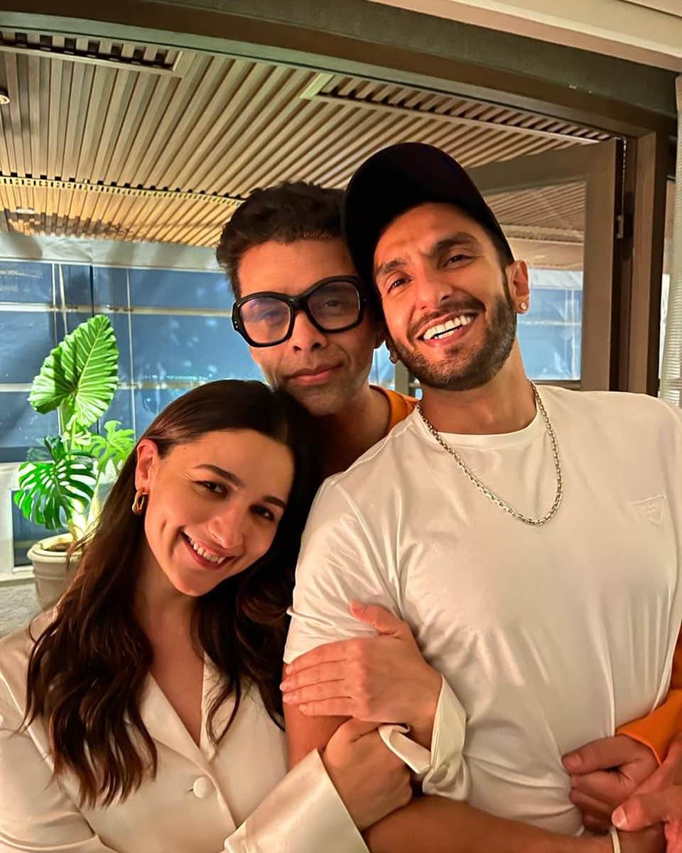 アリア・バットのインスタグラム：「Love hain toh sab hain!!! ♥️♥️♥️♥️  From the bottom of our hearts .. thank you for all the love.. eternally grateful! 💛💛💛 Love,   Rocky, Rani and our maker of this Kahaani 💘  #RockyAurRaniKiiPremKahaani」