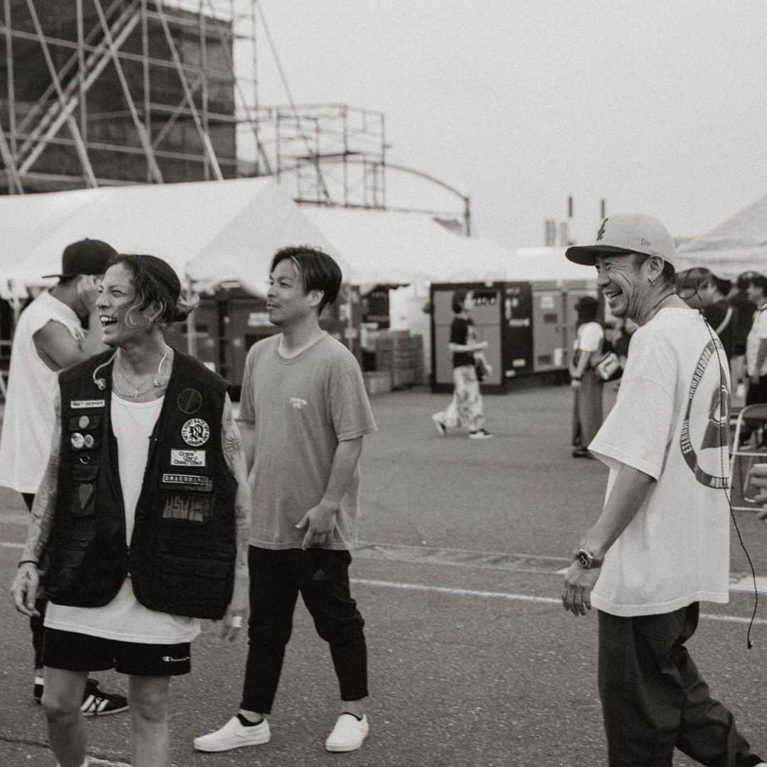 降谷建志のインスタグラム：「天国の口、終わりの楽園。 嫉妬するくらい良いライブしてる大好きなバンド仲間達。自分の事の様に誇らしく思えたり、汗と涙でくっしゃくしゃになった重た過ぎるタスキに怖気付いたり 男鹿の板の上に立たせてもらう度に 俺もこんな愛おしくて馬鹿馬鹿しくて大袈裟で騒々しい世界の住人で良かったって思える。ここに集うバンドマンは幸せ者です本当に。皆ありがとう また遊んでねっ  @ayumu10.18  @hydeofficial  @jesse_mcfaddin_original   #ONRF #男鹿 #キリン亭 #賽銭箱に賽銭箱投げたら...」