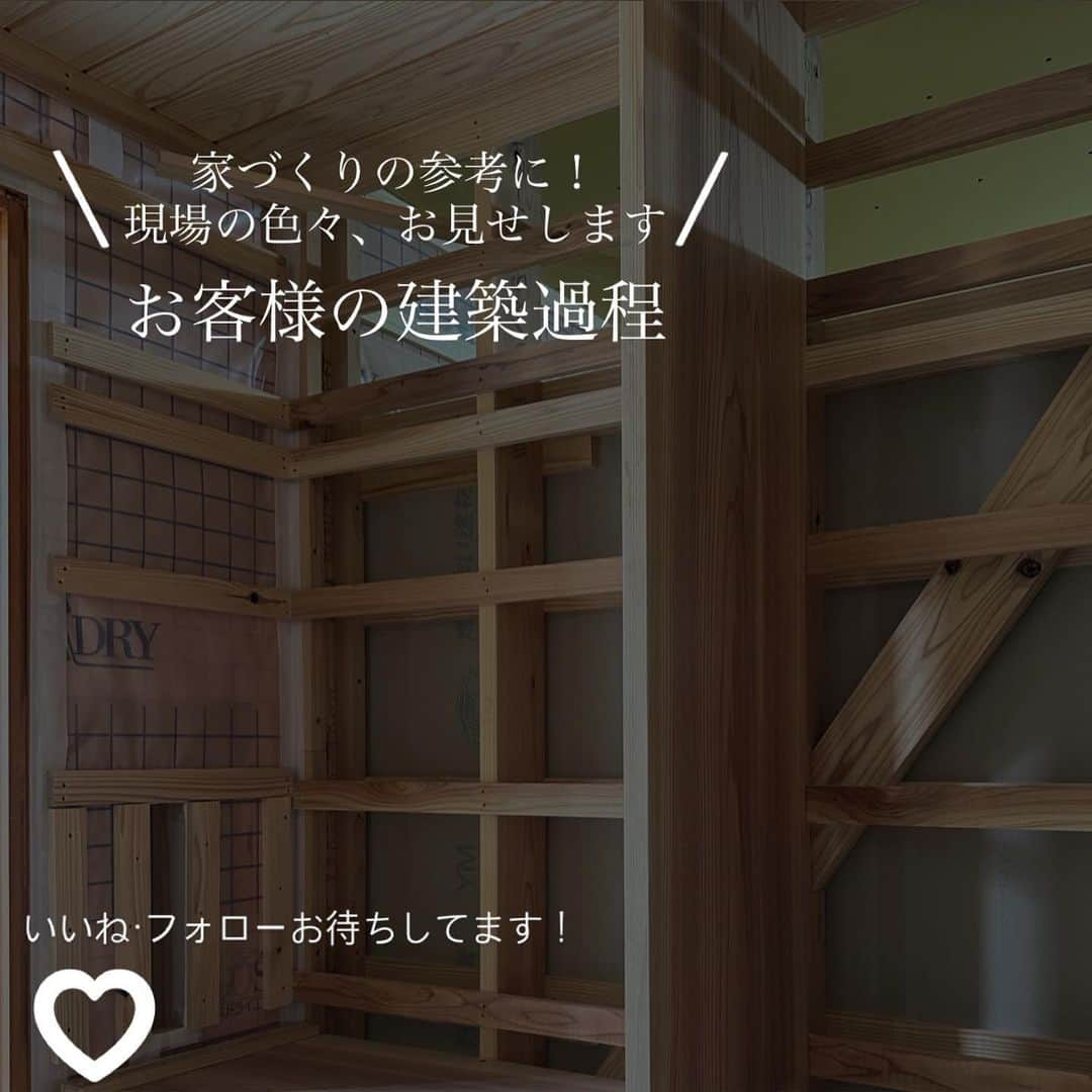 木だて家のインスタグラム：「ㅤㅤㅤㅤㅤㅤㅤㅤㅤㅤㅤㅤㅤ 越前市｢花筐のいえ｣ 〜進捗状況〜 本日は棚板取り付け、お風呂場ドア枠の下地取り付け作業でした❕ ↪︎作業中の動画あります！！！見てね🎶 Newモデルハウス秋頃完成予定です！✅ ・ ・ ・ #木だて家 #一級建築士事務所 #木の家 #自然素材 #福井県 #越前市 #工務店 #住宅会社 #注文住宅 #家づくり #新築 #一戸建て #マイホーム #福井工務店 #福井住宅会社 #福井注文住宅 #福井家づくり #福井新築 #福井一戸建て #福井マイホーム #常設展示場 #エコハウス #見学会 #ニューモデルハウス #秋頃完成予定」