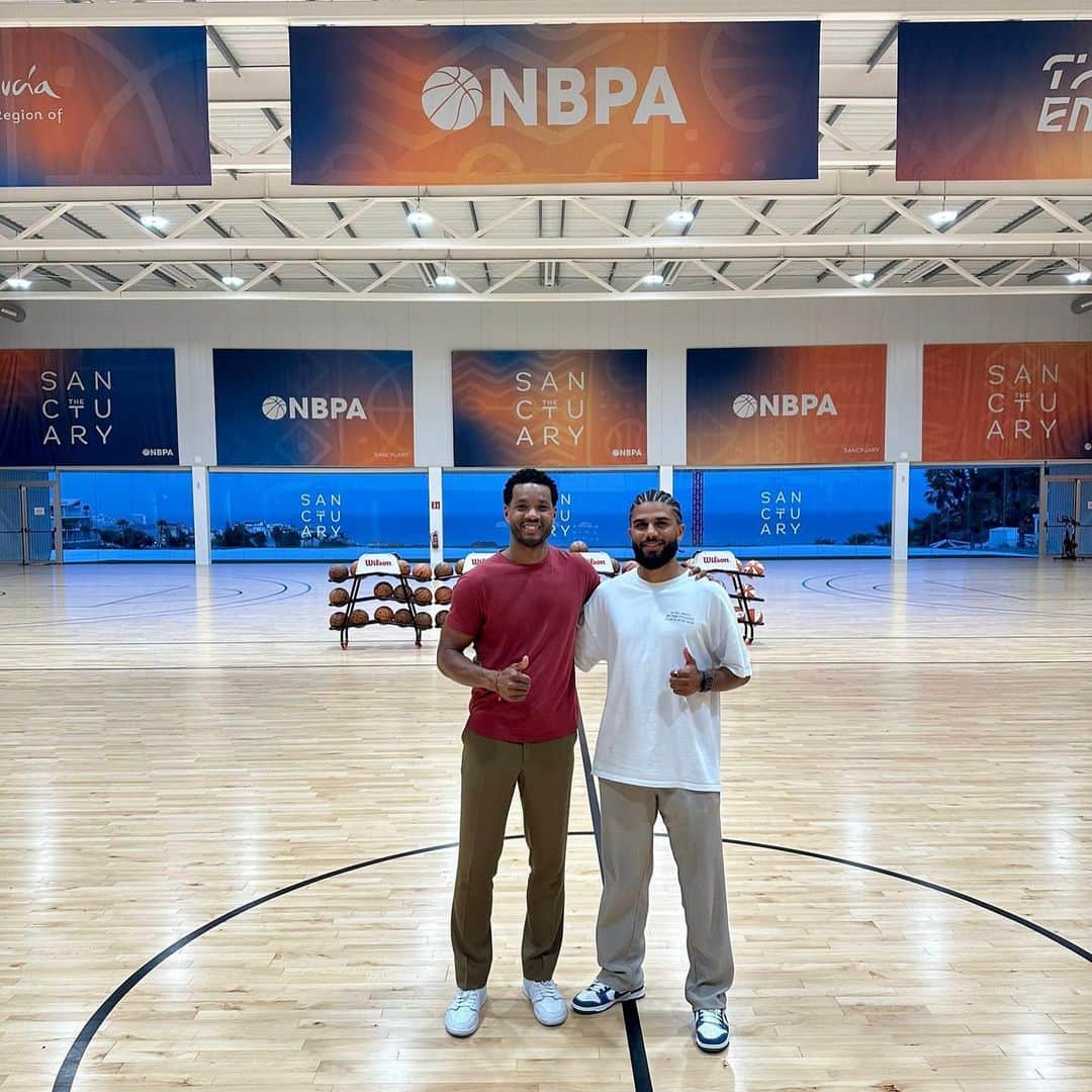カルフィン・ヨン・ア・ピンのインスタグラム：「🏀 Excited to share our incredible experience at the NBPA Performance Summit & Sanctuary last week! 🌟 Joyned Capital  was honored to be invited to this event, where the best of the best gathered to prepare for the upcoming pre-season while delving into the world of athlete-investors.  🚀 Witnessing the new era of elite NBA athletes like Donovan Mitchell & Jaylen Brown taking the lead and discussing the importance of understanding & owning your value as an athlete was truly inspiring. 🤝 It's amazing to see how there's a thin line between being an athlete and an investor.  💡 As an athlete, you have unknowingly been an investor all your life - investing time, effort, and dedication into honing your skills and achieving greatness on and off the court. 💪💼 We believe that embracing the mindset of an investor can lead to even greater success and financial empowerment for athletes.  📈 At Joyned Capital, we are committed to supporting athletes on their journey to financial freedom and providing them with the resources they need to make informed investment decisions. 🤝💼 Together, let's seize the opportunities that lie ahead and make smart financial moves that will secure our future.  #NBPA #PerformanceSummit #AthleteInvestor #FinancialEmpowerment #JoynedCapital #InvestingInTheFuture」