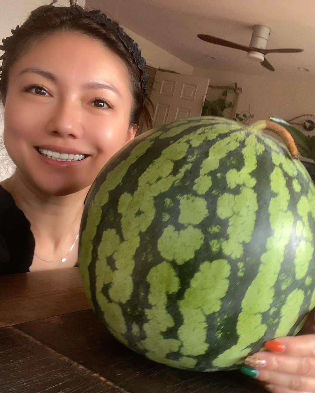 島谷ひとみさんのインスタグラム写真 - (島谷ひとみInstagram)「夏が届いた❗️  スイカ〜🍉  なんだかこの夏は異様にスイカが食べたくなり、食べたいなーと思っていたら届いたー❗️  一個を切るってなかなか勇気がいりますw  とりあえず半分をいつでも食べられるようにカット❗️  桃が届いたり、マンゴーが届いたり、サクランボが届いたり🍑🥭🍒  嬉しい限りです。  そして、お中元頂くと歳をとったんだと実感しますw  オトナw  ありがとうございます♡  #スイカ #🍉 #波平さんいたw #スイカ頭 #夏だね #スイカを食べる夏の少女w #昨夜の島谷祭り🎐 #おうちごはん #ホームパーティー #私の豊かな暮らしごと #島谷製作所 #島谷ひとみ」7月31日 17時01分 - shimatani_hitomi_official