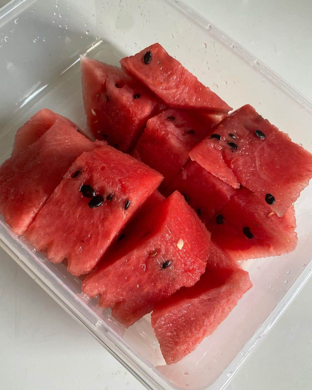 島谷ひとみさんのインスタグラム写真 - (島谷ひとみInstagram)「夏が届いた❗️  スイカ〜🍉  なんだかこの夏は異様にスイカが食べたくなり、食べたいなーと思っていたら届いたー❗️  一個を切るってなかなか勇気がいりますw  とりあえず半分をいつでも食べられるようにカット❗️  桃が届いたり、マンゴーが届いたり、サクランボが届いたり🍑🥭🍒  嬉しい限りです。  そして、お中元頂くと歳をとったんだと実感しますw  オトナw  ありがとうございます♡  #スイカ #🍉 #波平さんいたw #スイカ頭 #夏だね #スイカを食べる夏の少女w #昨夜の島谷祭り🎐 #おうちごはん #ホームパーティー #私の豊かな暮らしごと #島谷製作所 #島谷ひとみ」7月31日 17時01分 - shimatani_hitomi_official