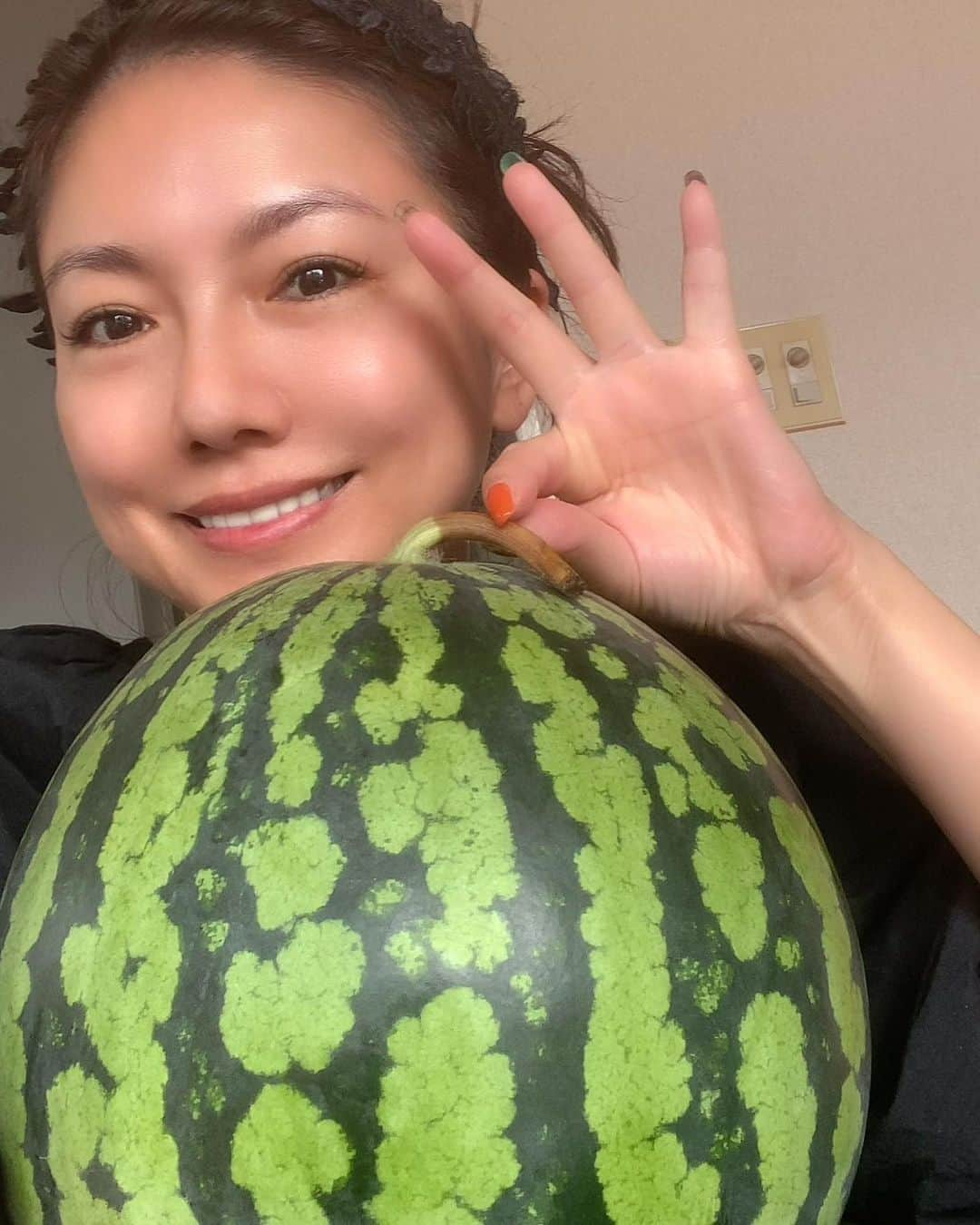 島谷ひとみのインスタグラム：「夏が届いた❗️  スイカ〜🍉  なんだかこの夏は異様にスイカが食べたくなり、食べたいなーと思っていたら届いたー❗️  一個を切るってなかなか勇気がいりますw  とりあえず半分をいつでも食べられるようにカット❗️  桃が届いたり、マンゴーが届いたり、サクランボが届いたり🍑🥭🍒  嬉しい限りです。  そして、お中元頂くと歳をとったんだと実感しますw  オトナw  ありがとうございます♡  #スイカ #🍉 #波平さんいたw #スイカ頭 #夏だね #スイカを食べる夏の少女w #昨夜の島谷祭り🎐 #おうちごはん #ホームパーティー #私の豊かな暮らしごと #島谷製作所 #島谷ひとみ」