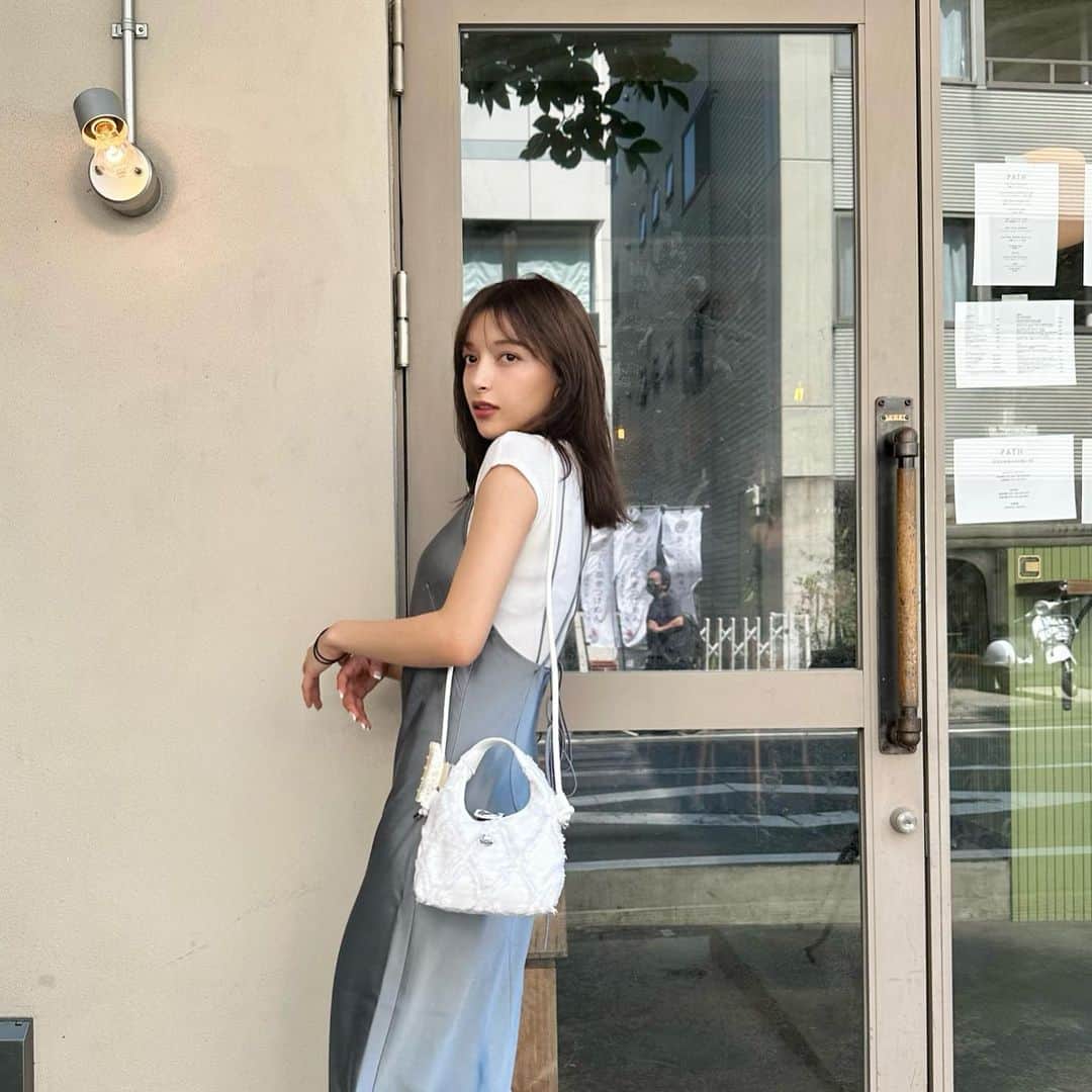 エリカのインスタグラム：「去年までは夏派だったけど東京に引っ越してからは冬の方が好きかも、、！笑 暑くて夕方以降しか出掛けられない💭 ワンピース着るのは好きだけど🐢」