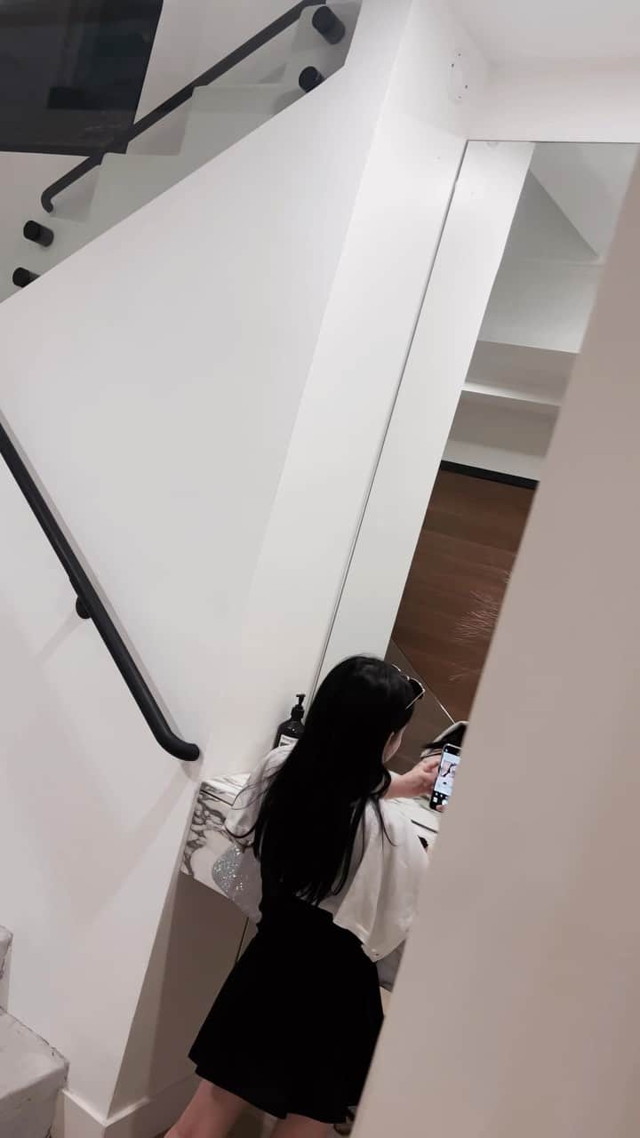 のインスタグラム：「- 귀여워 ..🐰  조용해서 뭐하나 봤더니 혼자 셀카를 ㅋㅋㅋ 🤍🤍 이젠 딸 셀카찍는걸 기다려줘야되는 때가 왔구나 !」