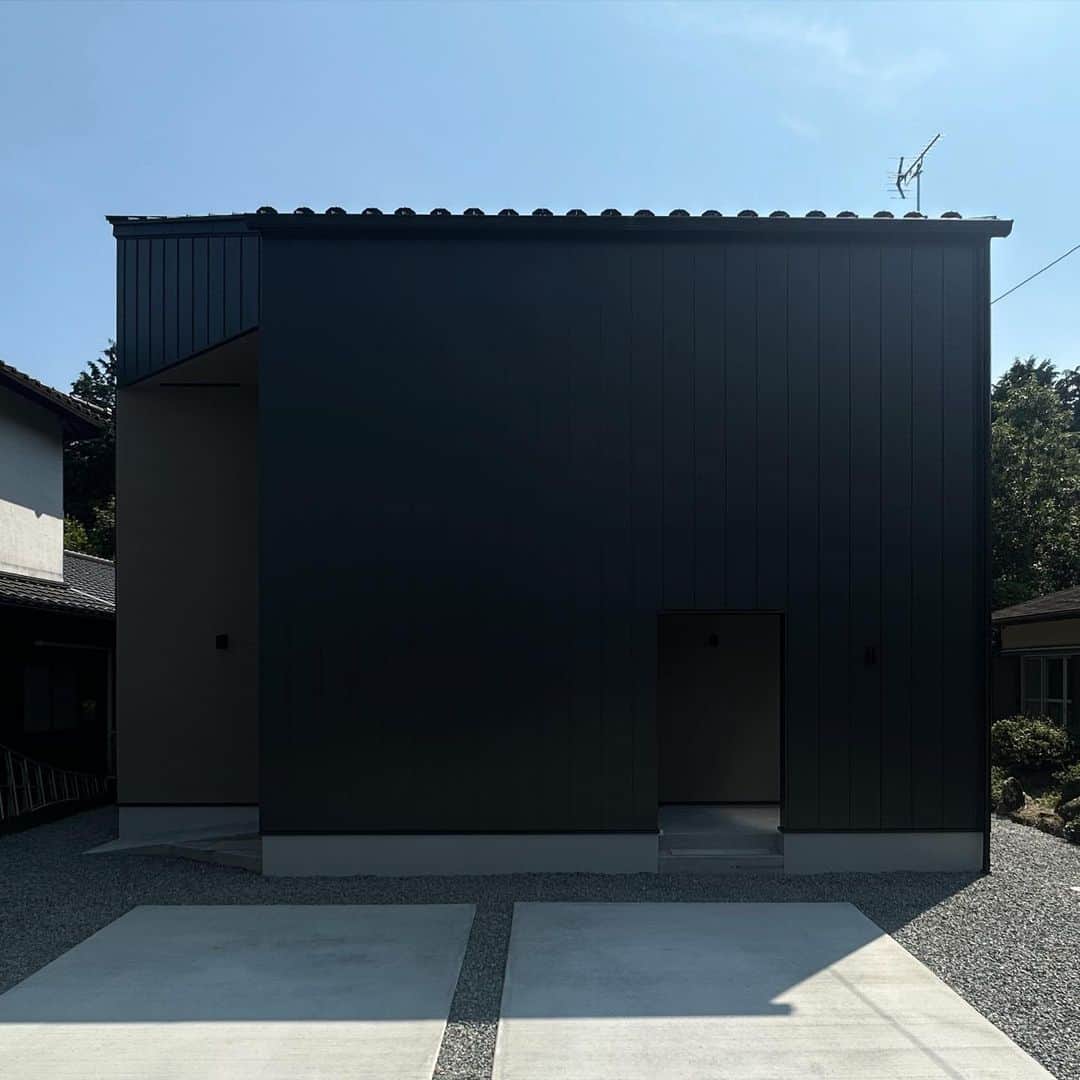 YAMATOの家のインスタグラム：「本日、御殿場 印野の家の 完成見学会が無事終了致しました。 ご来場いただいた皆様、 大切な我が家を貸してくださったオーナー様ご家族の皆様、 ステキな家を作って下さった棟梁・職人の皆様、工事にご協力いただいたご近隣・地域の皆様、 本当にありがとうございました。  次回の見学会のご予約も心よりお待ちしております。  MADE IN YAMATO ⁡ ⁡ ⁡ #YAMATO #YAMATOの家 #大和建設 #設計事務所  #家 #新築 #住宅 #自宅 #マイホーム #注文住宅 #インテリア #設計 #デザイン  #かっこいい家 #おしゃれな家 #こだわりの家 #施行事例 #web内覧会 #web見学会  #外観 #ファサード #architecture  #house #housedesign #japanesehouse #design #interior#interiordesign」