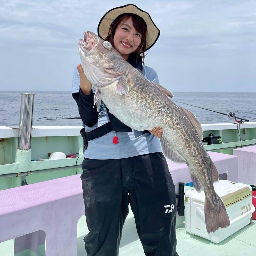 晴山由梨のインスタグラム：「先日釣ったマダラ✨  魚が大きくて捌くの大変でしたが😂 オススメの食べ方を教えてもらったので いくつか作ってみました🔪  たら汁は富山の名物料理らしく、 魚のお出汁が感じられてすごく美味しかった☺️  フライは間違いない美味しさ！ 身が淡白なのでパスタやチゲにしても合う〜🍝  食べきれなかった分は、 衣をつけてあとは揚げるだけにしておいて 冷凍しておきます👍  #釣果料理 #釣り飯 #魚料理 #マダラ #鱈 #クレハアンバサダー #マチ付きフリーザーバッグ」