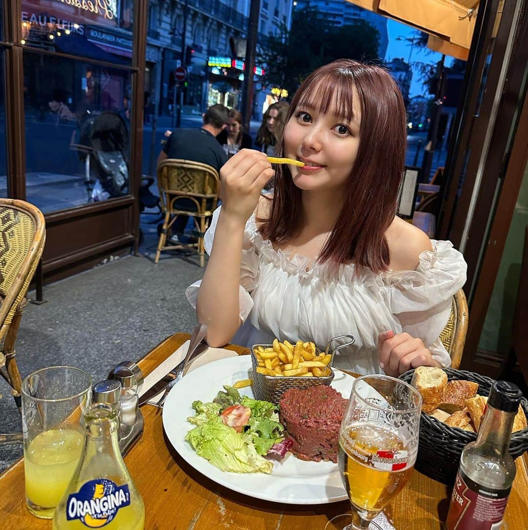 瑞稀ミキのインスタグラム：「パリで牛肉タルタル食べました♡🇫🇷 ここのお店の雰囲気が最高で、子連れのお母さんがビール飲んでたり、ウェイターのお兄さんがお客さんと呑んでたり…！  フランスで絶対飲みたかったオランジーナも飲めて嬉しい🍊(とか言いつつ完全に私はビールですみません)  日本でも飲めるけど、フランスで飲むロマンを楽しみたいタイプなの🈂️  薄暗いけど、実はもう夜の22時過ぎてたりします🤔☀️☀️☀️  ホワイトニングは安定の @whiteningbar さん！ パリではワイン飲んだりコーヒー飲んだりしちゃったから、早く次も行きたいな🍷 #ホワイトニング #ホワイトニングバー #whiteningbar #みきちゅ」