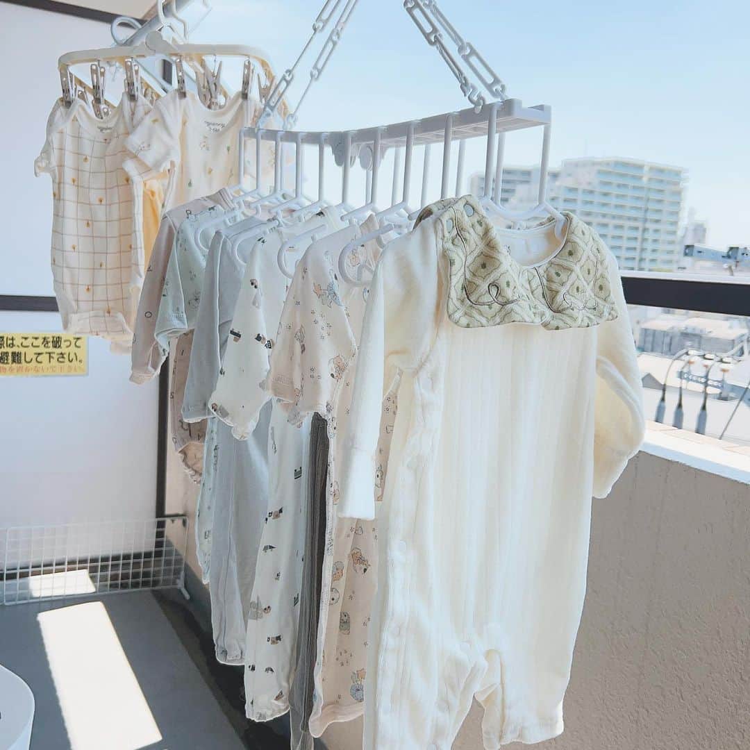 荒木未歩のインスタグラム：「先日天気がいい日に #世界一幸せな洗濯 しました👶🏻✨  洋服全部ちっちゃくて 干してて本当に可愛かった💓💓  旦那さんと一緒に洋服選んだんだけど、 旦那さん恐竜が好きすぎて、 恐竜柄ばっかりになっちゃった😂  早く着せたいな〜🤰✨  #世界一幸せな洗濯 #世界一幸せな洗濯物 #水通し #妊娠9ヶ月 #妊娠32週 #マタニティライフ #マタニティコーデ #妊婦 #妊婦生活 #出産準備」