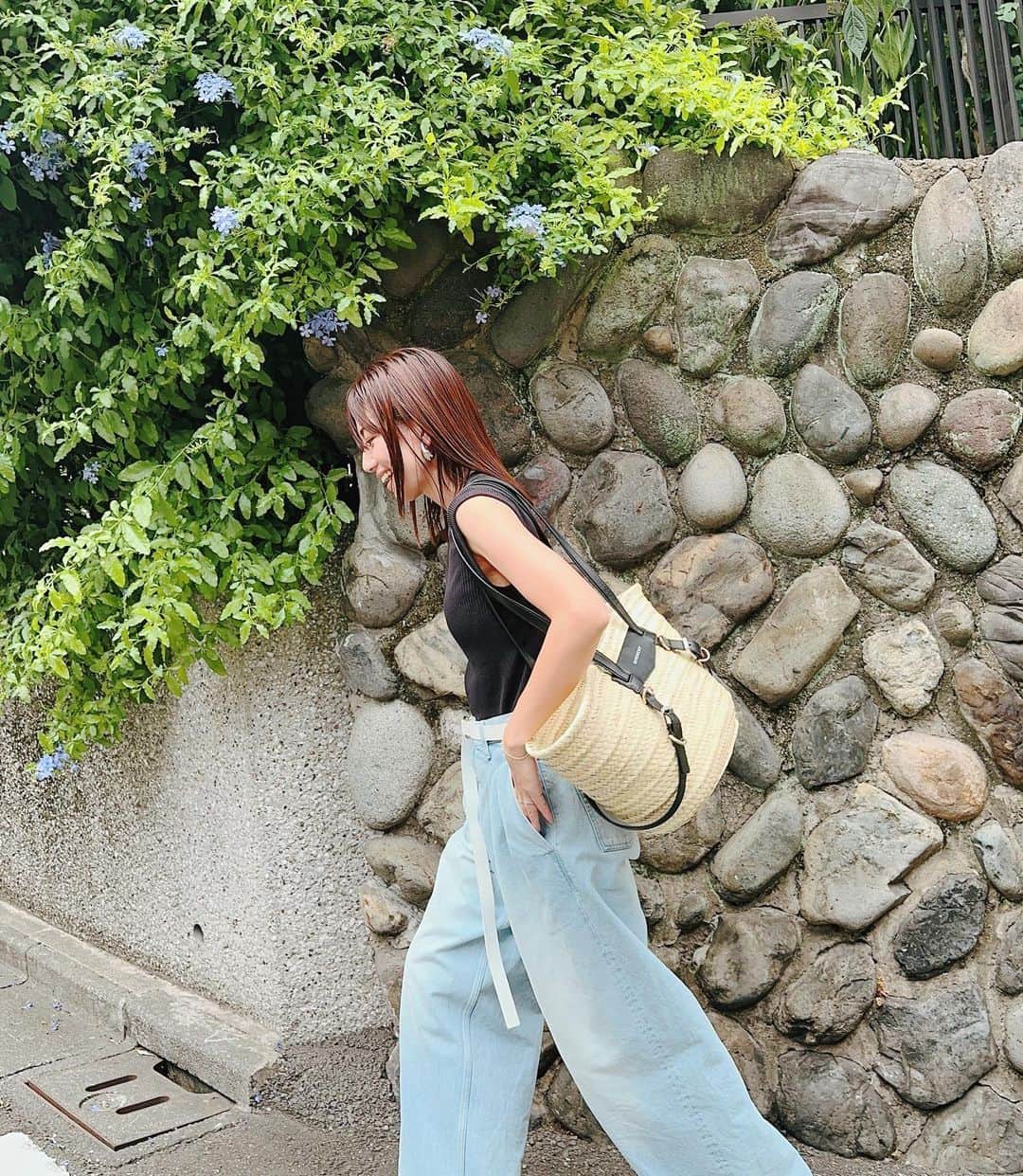 東原亜希さんのインスタグラム写真 - (東原亜希Instagram)「撮影してライブして、お疲れ様でした〜🫶ドゥロワーで買った太めデニムはこの暑さでも履けてお気に入りです。でも今日は少し涼しいのは気のせい？🤔」7月31日 17時10分 - akihigashihara