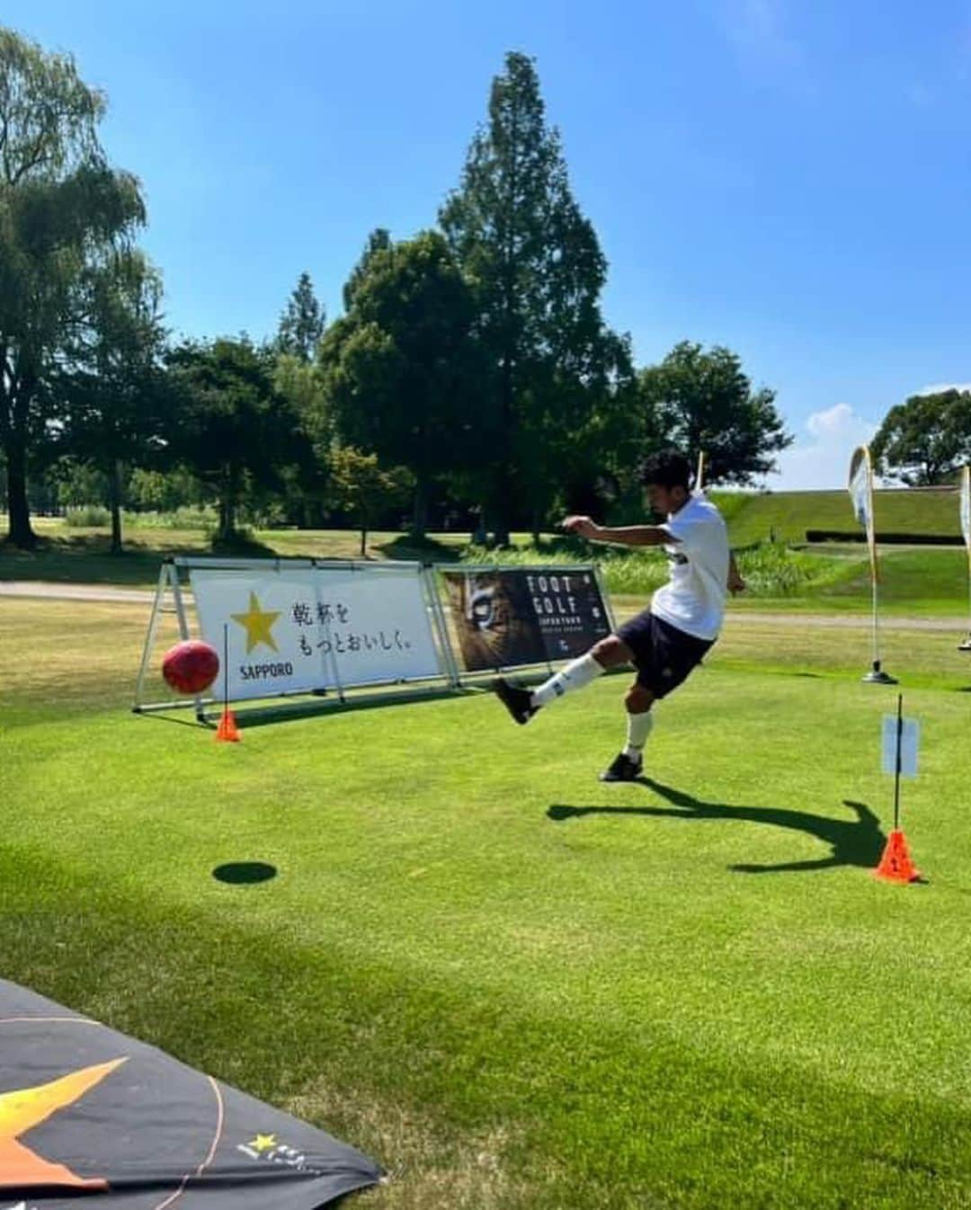 青木剛のインスタグラム：「2022年8月から本格参戦した【FOOTGOLF JAPAN TOUR 2022-23 SEASON】が終了しました。 最終の年間ランキングは3位で、力不足を痛感する悔しさの残る結果となりました。  フットゴルファーの皆様とシーズンを通して切磋琢磨ができたこと、そして、応援していただいた皆様や関係者の皆様に心から感謝しています。 本当にありがとうございました。  振り返りと気持ちの整理をして、 1ヶ月後に始まる新シーズンへ向かいます。  応援に応えられる選手になれるように成長していきたいと思いますので、新シーズンもよろしくお願いいたします。 . 【1年間の結果】 . 8月20(土)・21日(日) 北海道オープン2022 #ゴルフ5カントリー美唄コース 4位T(+6)  9月24日(土) 第33回SHIELDS OPEN #静岡カントリー浜岡コース＆ホテル 1位(−11)  9月25日(日) 静岡カップ #静岡カントリー浜岡コース＆ホテル 8位T(−7)  10月29日(土) 第34回SHIELDS OPEN	 #那須国際カントリークラブ 10位(−4)  10月30日(日) 那須オープン 2022 #那須国際カントリークラブ 13位T(−3)  11月26日(土) 第35回SHIELDS OPEN	 #鳳凰ゴルフ倶楽部 4位T(−2)  11月27日(日) 太田カップ at 鳳凰ゴルフ倶楽部 #鳳凰ゴルフ倶楽部 1位(−4・プレーオフ)  1月28日(土) 第37回SHIELDS OPEN	 #TBC太陽クラブ 6位T(−6)  1月29日(日) 小山オープン 2023 #TBC太陽クラブ 4位T(−8)  2月12日(日) 群馬カップ #鳳凰ゴルフ倶楽部 39位T(+4)  2月18日(土) 第36回SHIELDS OPEN #鳳凰ゴルフ倶楽部 1位(−10)  2月25日(土) 第38回SHIELDS OPEN #静岡カントリー浜岡コース＆ホテル 40位T(+7)  2月26日(日) 静岡オープン 2023 #静岡カントリー浜岡コース＆ホテル 1位(−9)  3月25日(土)・26日(日) さくらチャンピオンシップ 2023 #セブンハンドレッドクラブ 13位(+11)  4月30日(日) 第39回SHIELDS OPEN #那須国際カントリークラブ 3位(−9・上位3選手でプレーオフからの同スコアによりペナルティシュートアウト)  5月1日(月) 那須国際カップ #那須国際カントリークラブ 11位T(−4)  6月24日(土) 第40回SHIELDS OPEN #アドニスゴルフクラブ 10位T(−9)  6月25日(日) 岐阜オープン at Adonis 2023 #アドニスゴルフクラブ 12位T(−7)  7月29日(土) 第41回SHIELDS OPEN #板倉ゴルフ場 12位T(-1)  7月30日(日) 群馬板倉オープン #板倉ゴルフ場 18位T(-1)  #南葛SC #フットゴルフ #FOOTGOLF #FOOTGOLFDREAM #感謝 @footgolfdream_official」