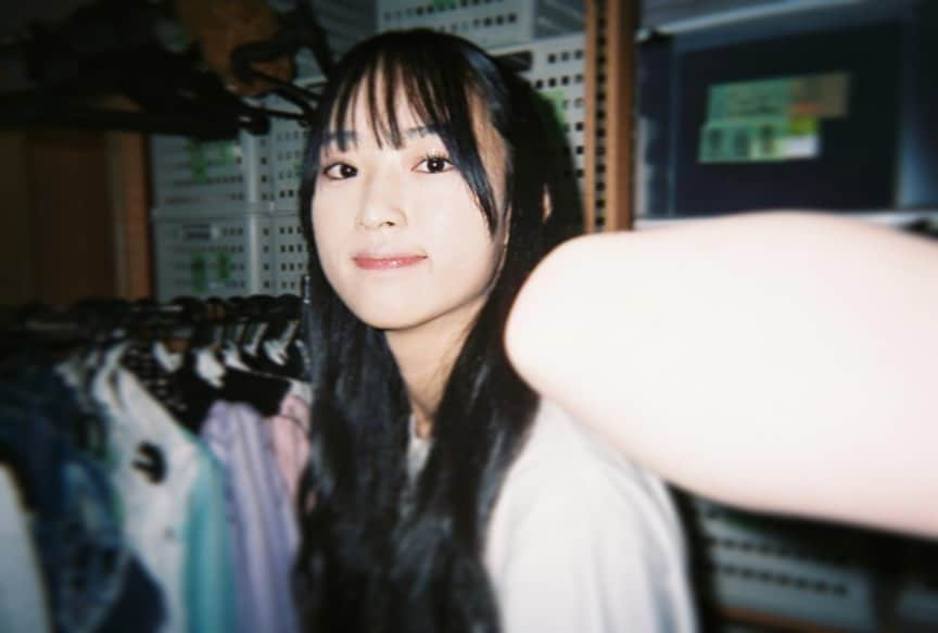 歌田初夏さんのインスタグラム写真 - (歌田初夏Instagram)「2023.7.20 卒業公演の裏のほう。  #写ルンです📷  #歌田初夏卒業公演　#AKB48 #AKB48劇場　#卒業　#卒業公演　#フィルター　#フィルムカメラ」7月31日 17時15分 - utahatsu78