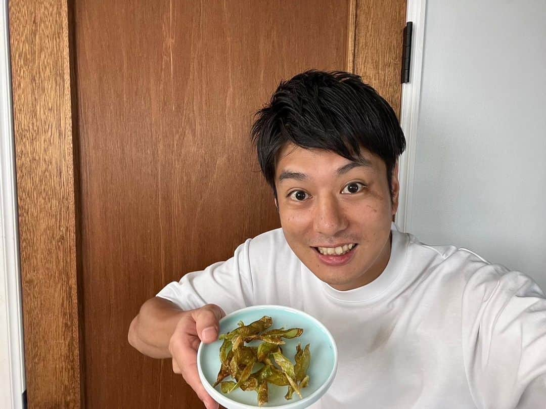 フジテレビアナウンサーのインスタグラム：「枝豆の皮でチップスを作りました。 普通に食べて美味しい枝豆。簡単に皮を揚げて二度美味しい！ ビールの美味しい夏には堪りませんね🤗  #体感サステナWAVE #楽しくアクションSDGs #枝豆#美味しいおつまみ #中村光宏」