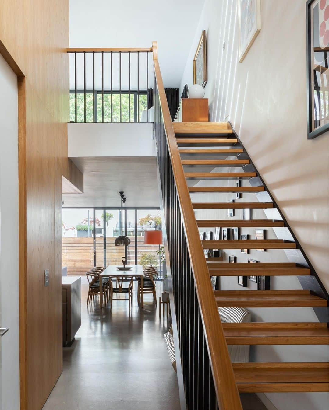 The Modern Houseさんのインスタグラム写真 - (The Modern HouseInstagram)「#forsale Different Ball Game: a contemporary home in Highgate, north London, overlooking playing fields.  Follow the link in our bio to view the sales particulars.  Hurst Avenue, London N6.」7月31日 17時22分 - themodernhouse