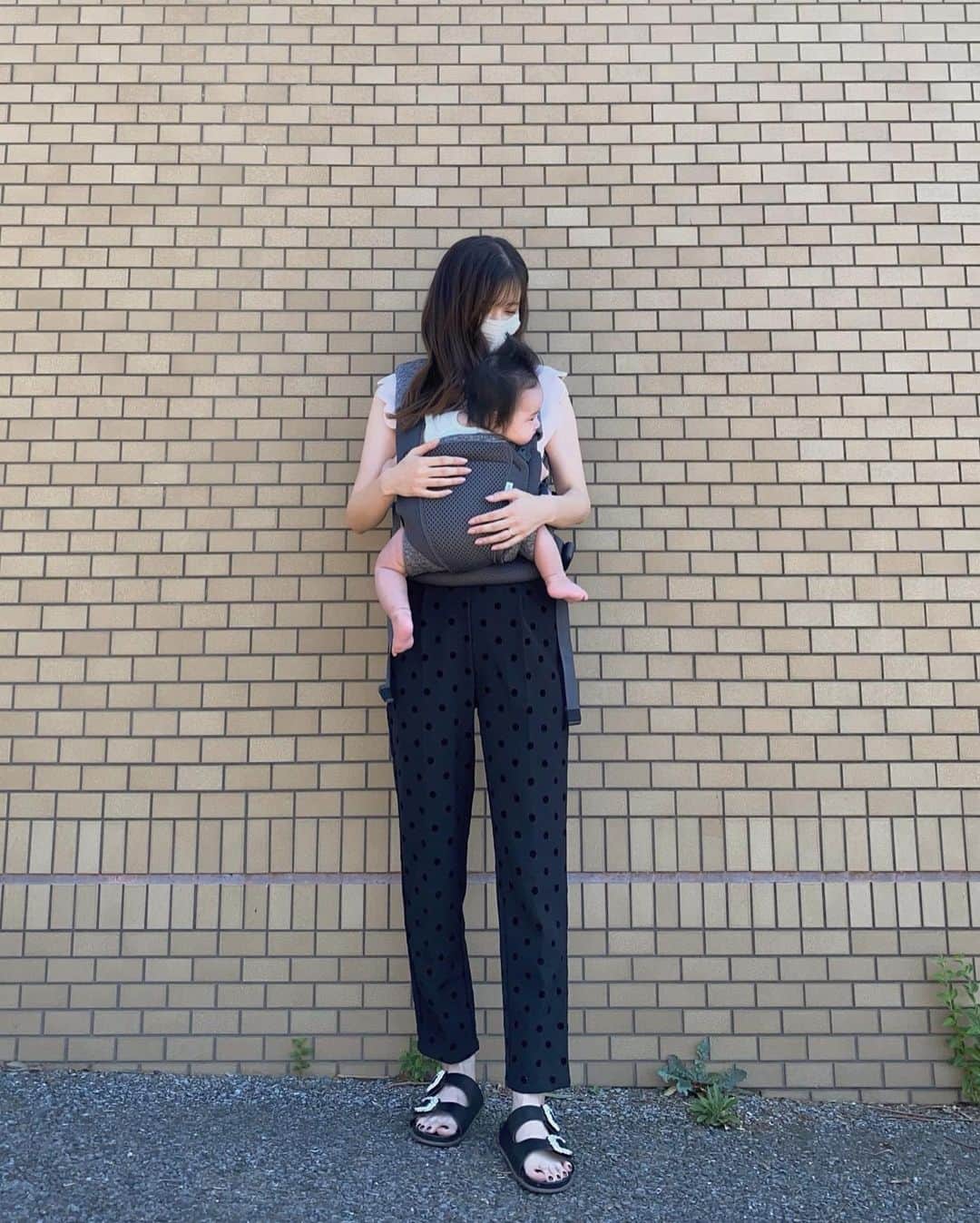 haruru0724さんのインスタグラム写真 - (haruru0724Instagram)「. もうすぐ4ヶ月になる下の子👶🏻💕  抱っこ紐は何度か紹介したけど、アップリカの、 『コアラ ウルトラメッシュ EX』✨ @aprica.jp_official   この抱っこ紐の良いところは、 新生児期やまだ首が座ってない時期に安心の “ママうで抱っこ“ができるところなんだけど、 もう4ヶ月になるし、首も座ってきたので、 タテ抱っこにしてみたよ😊 興味津々で周りを見てる😂🩵  この抱っこ紐の良いところは他にも “腰らくサポートEX“で、 腰への負担を軽減してくれるし、 幅広パッドで骨盤を背後からサポートしてくれること❣️  これからはタテ抱っこで色々お出掛けしたいなと思います🫶🏻 . . . #抱っこはもっと楽しくなる #アップリカ  #アップリカコアラ #コアラ #抱っこ紐 #腰らくサポートEX #抱っこひも #PR #aprica #0歳児ママ #産後ママ #出産 #令和5年ベビー #令和5年  #第二子 #第二子出産 #第二子誕生  #二児ママ #二児の母 #二児のママ  #赤ちゃん #赤ちゃんのいる生活  #赤ちゃんのいる暮らし #ドットパンツ  #4月生まれベビー #ママコーデ #モノトーンコーデ #白黒コーデ」7月31日 17時23分 - haruru0724