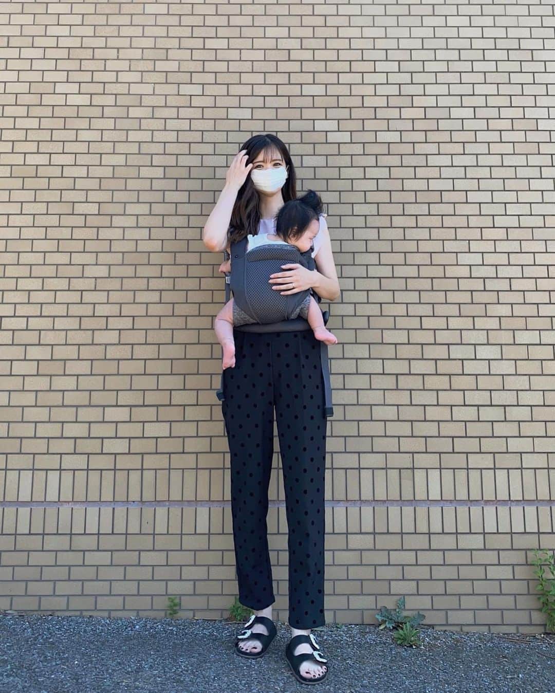 haruru0724さんのインスタグラム写真 - (haruru0724Instagram)「. もうすぐ4ヶ月になる下の子👶🏻💕  抱っこ紐は何度か紹介したけど、アップリカの、 『コアラ ウルトラメッシュ EX』✨ @aprica.jp_official   この抱っこ紐の良いところは、 新生児期やまだ首が座ってない時期に安心の “ママうで抱っこ“ができるところなんだけど、 もう4ヶ月になるし、首も座ってきたので、 タテ抱っこにしてみたよ😊 興味津々で周りを見てる😂🩵  この抱っこ紐の良いところは他にも “腰らくサポートEX“で、 腰への負担を軽減してくれるし、 幅広パッドで骨盤を背後からサポートしてくれること❣️  これからはタテ抱っこで色々お出掛けしたいなと思います🫶🏻 . . . #抱っこはもっと楽しくなる #アップリカ  #アップリカコアラ #コアラ #抱っこ紐 #腰らくサポートEX #抱っこひも #PR #aprica #0歳児ママ #産後ママ #出産 #令和5年ベビー #令和5年  #第二子 #第二子出産 #第二子誕生  #二児ママ #二児の母 #二児のママ  #赤ちゃん #赤ちゃんのいる生活  #赤ちゃんのいる暮らし #ドットパンツ  #4月生まれベビー #ママコーデ #モノトーンコーデ #白黒コーデ」7月31日 17時23分 - haruru0724