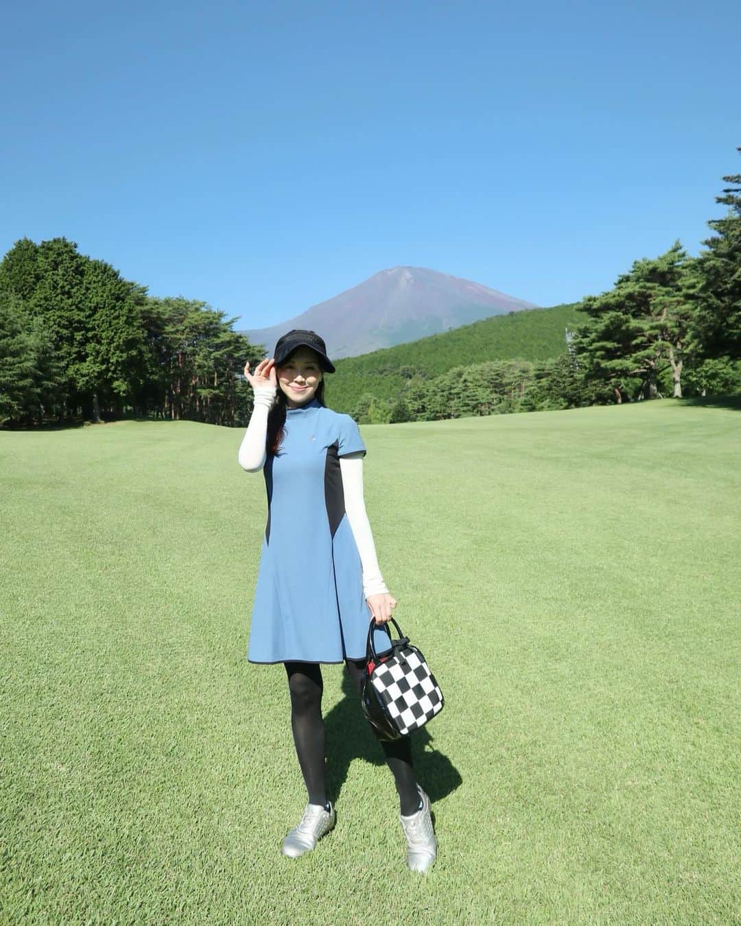 ImotoEtsuyo さんのインスタグラム写真 - (ImotoEtsuyo Instagram)「#富士山 が近くで見えた！ ・ 久しぶりのラウンドは #富士篭坂ゴルフクラブ へ。 ・ 着ている モックネックワンピースは @lanvin_sport_official のもの。  フィット＆フレアーシルエットの ワンピースは、 さらりとした着心地で 脇の切替ラインのカッティングと 配色がバランスを美しく見せてくれる 細見えするワンピース！  この日のゴルフでも 『上品で素敵なウェアね！』と 褒められて嬉しかった💕  クーリング機能 【SUNSCREEN/サンスクリーン】・ 吸汗速乾・UVカット　で機能性も バッチリ◎ ポリエステル素材なので軽くて、 シワになりにくいです。  私は身長163㎝ 36サイズを着ています。 ・ #カートバッグ #サンバイザー も　@lanvin_sport_official  ・ ・  #ランバンスポール #LANVINSPORT #ゴルフ #golf #golfwear  #ゴルフウェア  #スイング動画  #動画  #mtfuji」7月31日 17時34分 - bisuhada